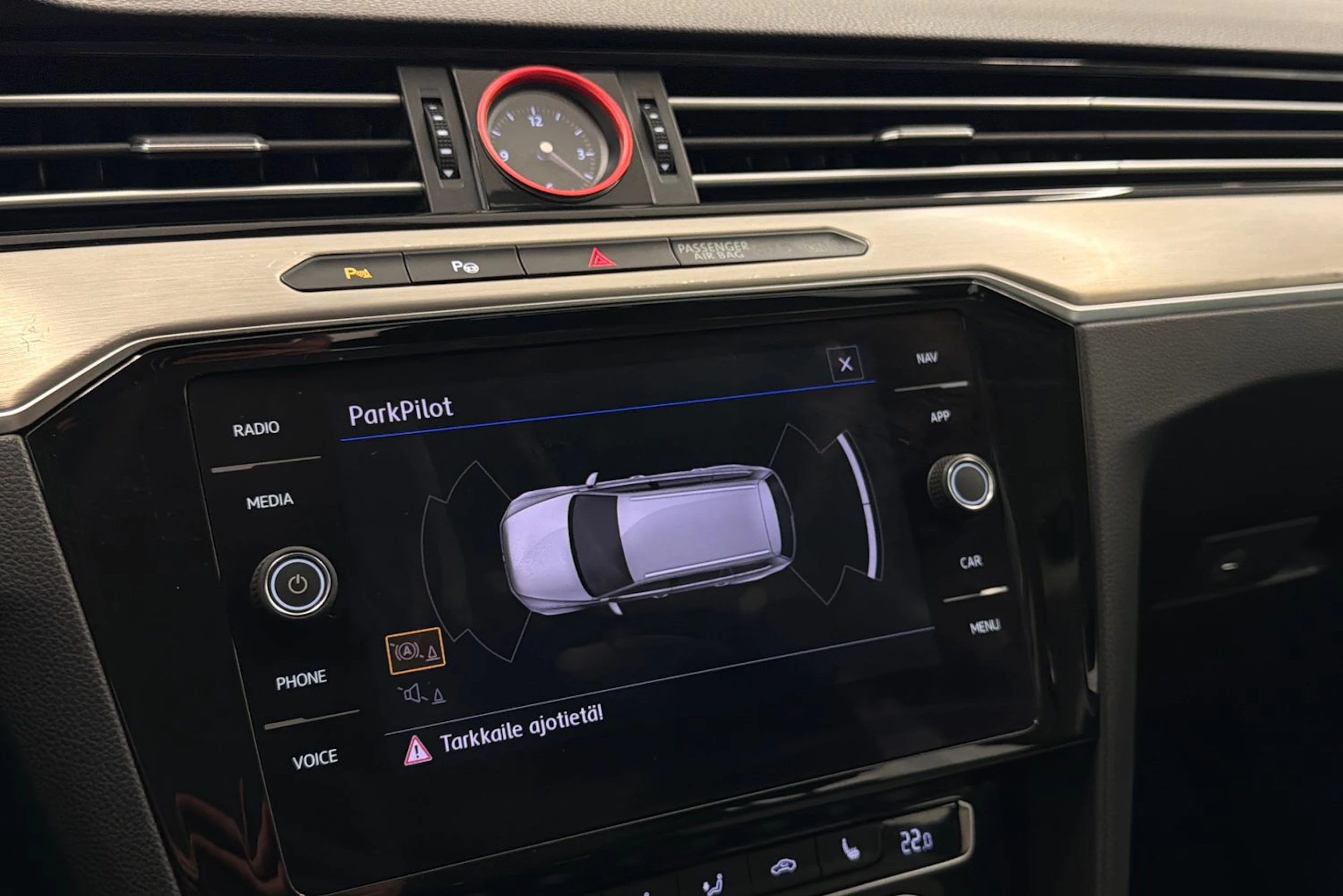 valkoinen Volkswagen Passat 2018 kuva 33.