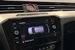 valkoinen Volkswagen Passat 2018 kuva 33.