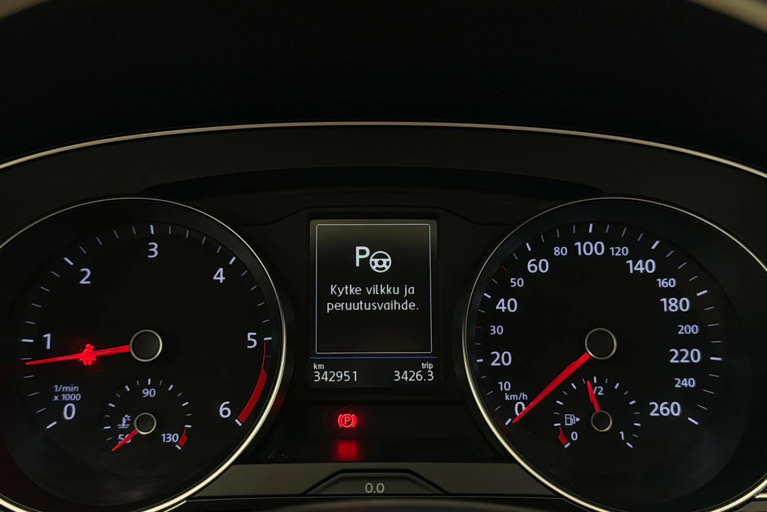 valkoinen Volkswagen Passat 2018 kuva 34.