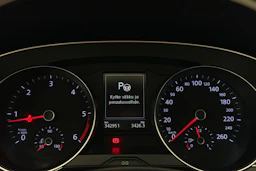 valkoinen Volkswagen Passat 2018 kuva 34.