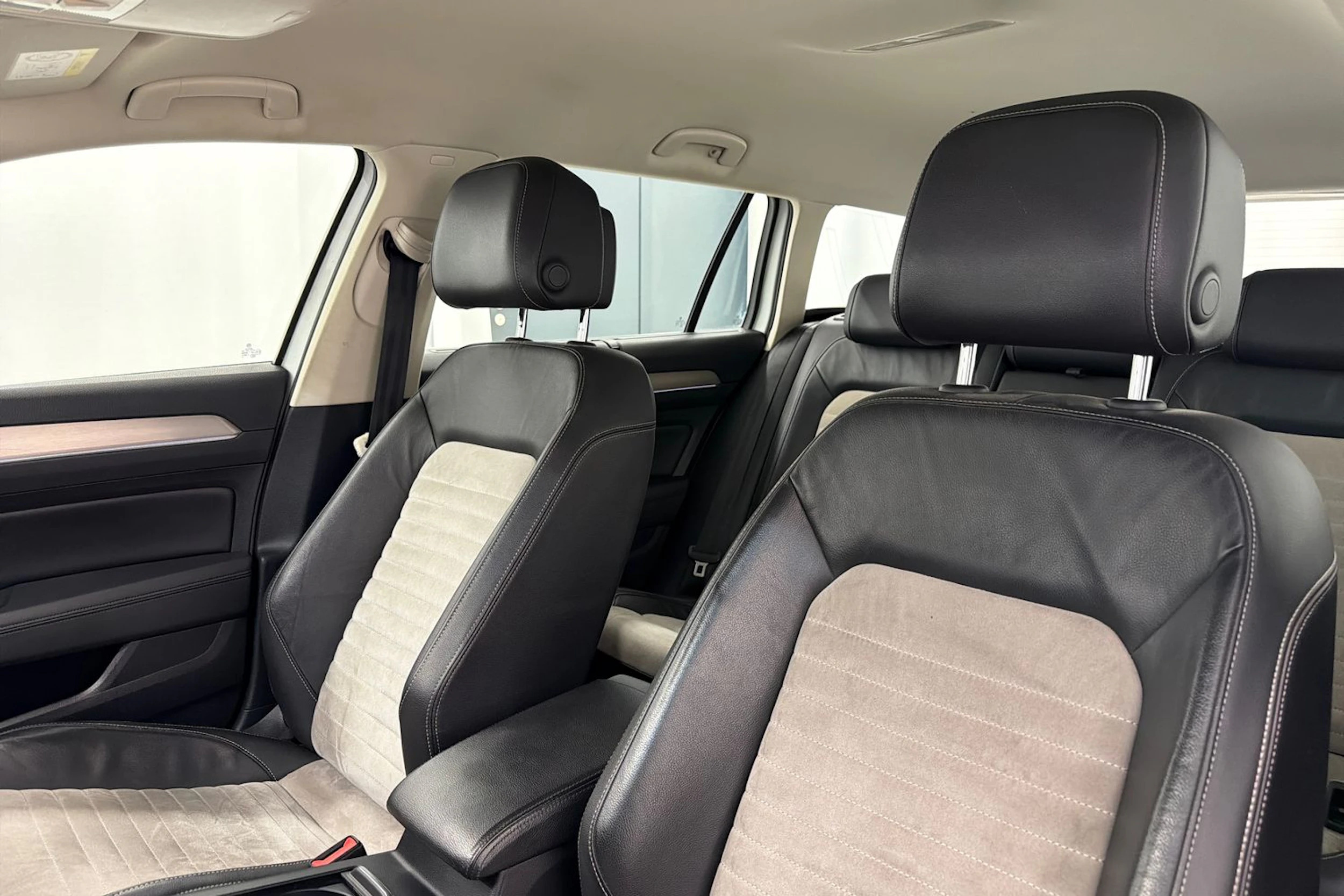 valkoinen Volkswagen Passat 2018 kuva 35.