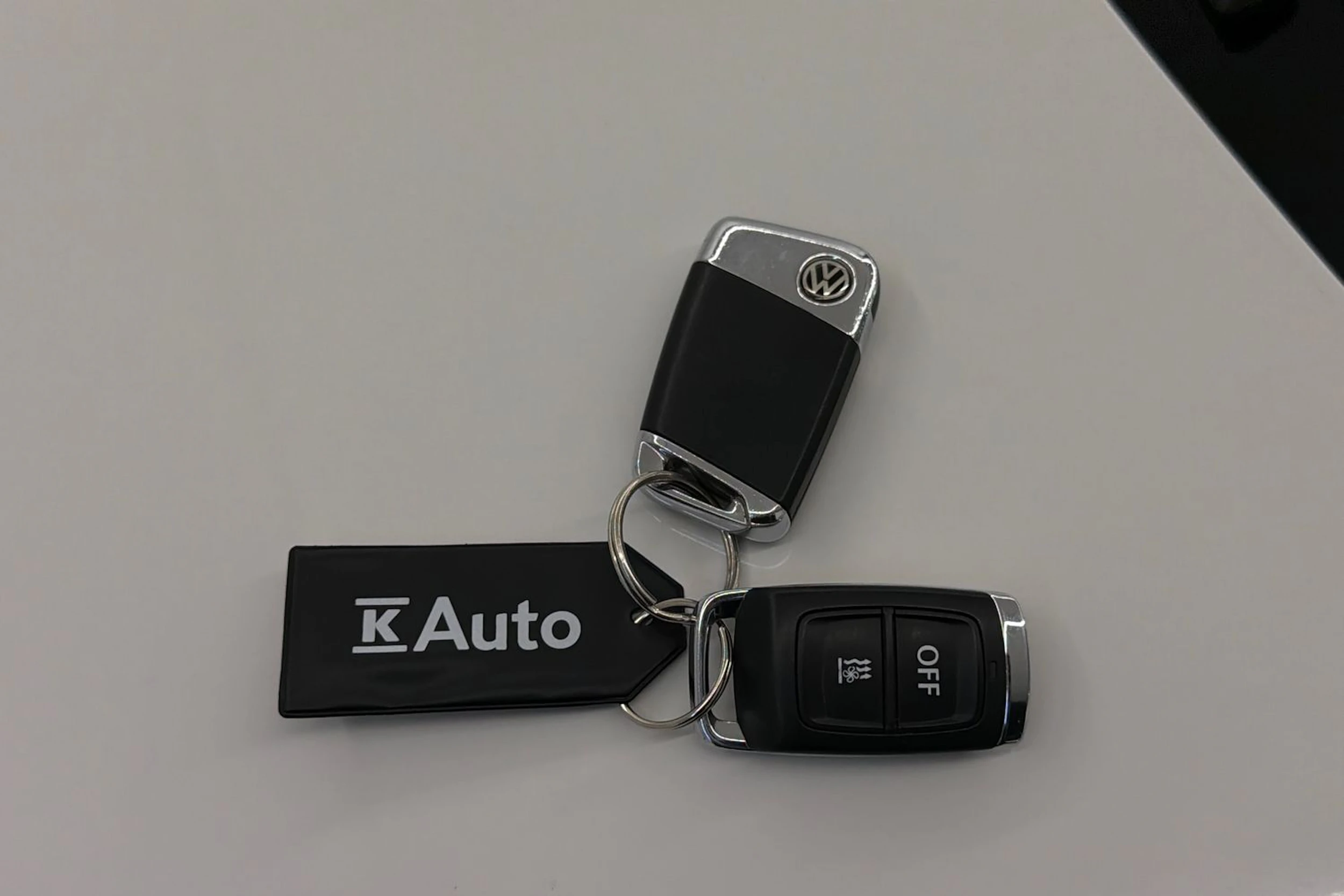 valkoinen Volkswagen Passat 2018 kuva 36.