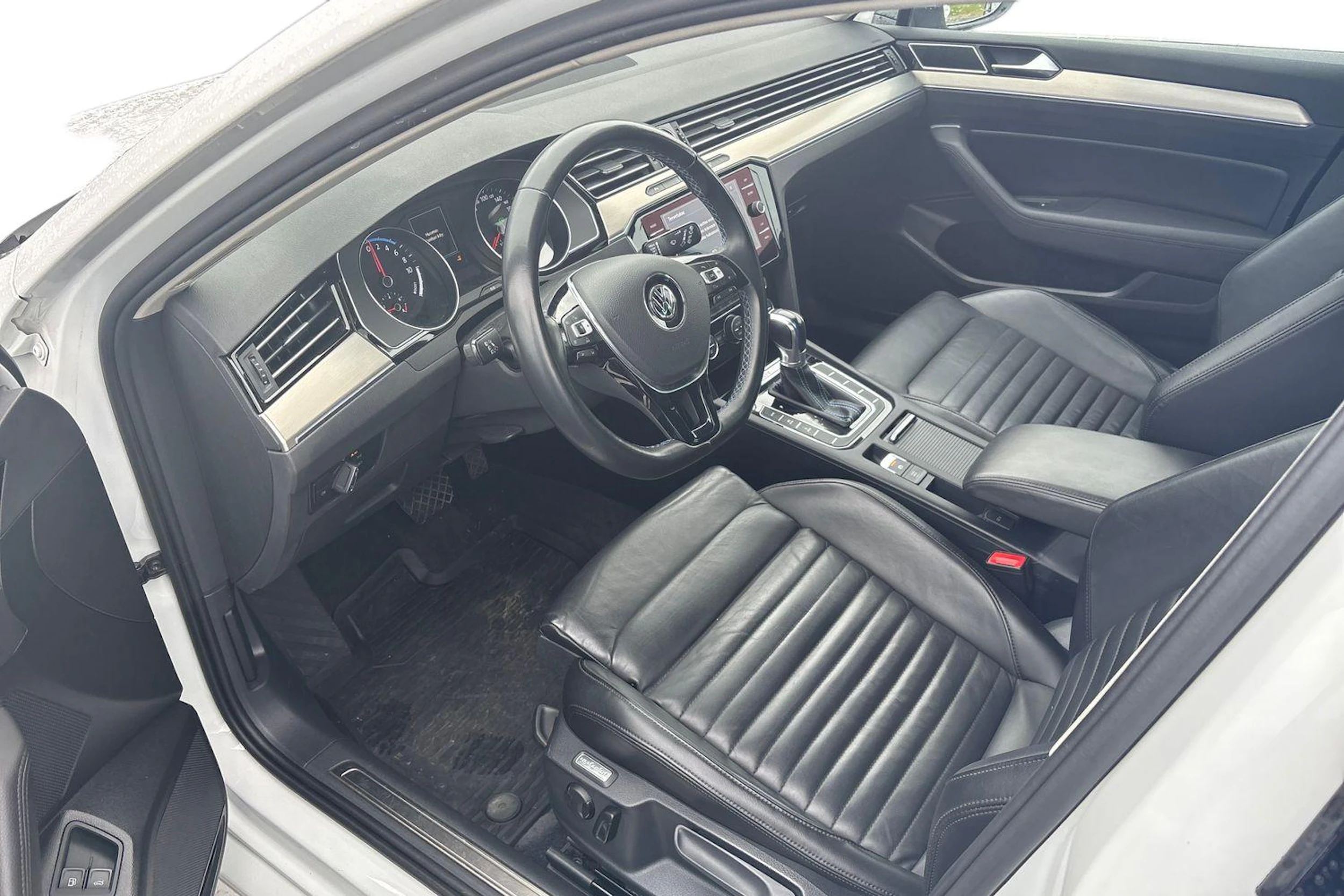 Valkoinen Volkswagen PASSAT 2018 kuva 3.