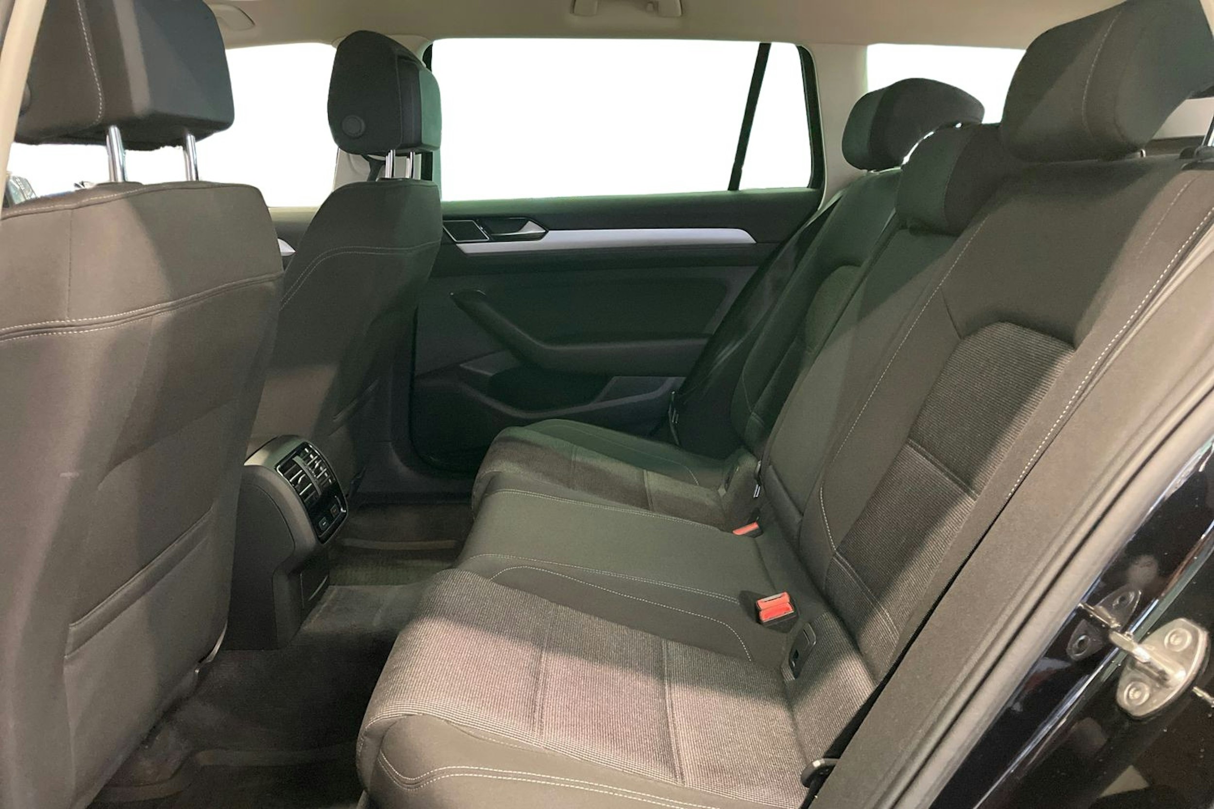 Musta Volkswagen PASSAT 2018 kuva 8.