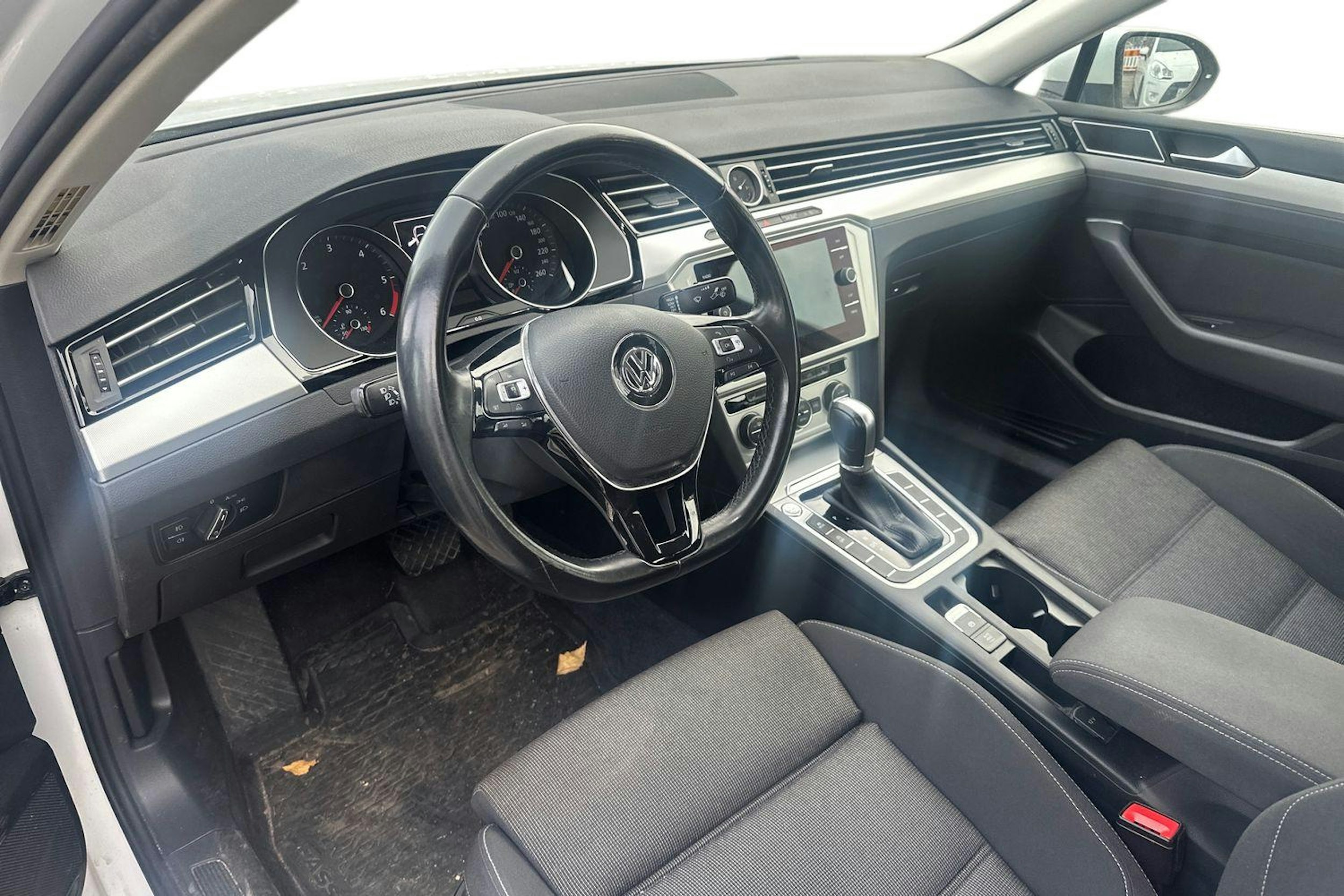 Valkoinen Volkswagen PASSAT 2018 kuva 3.