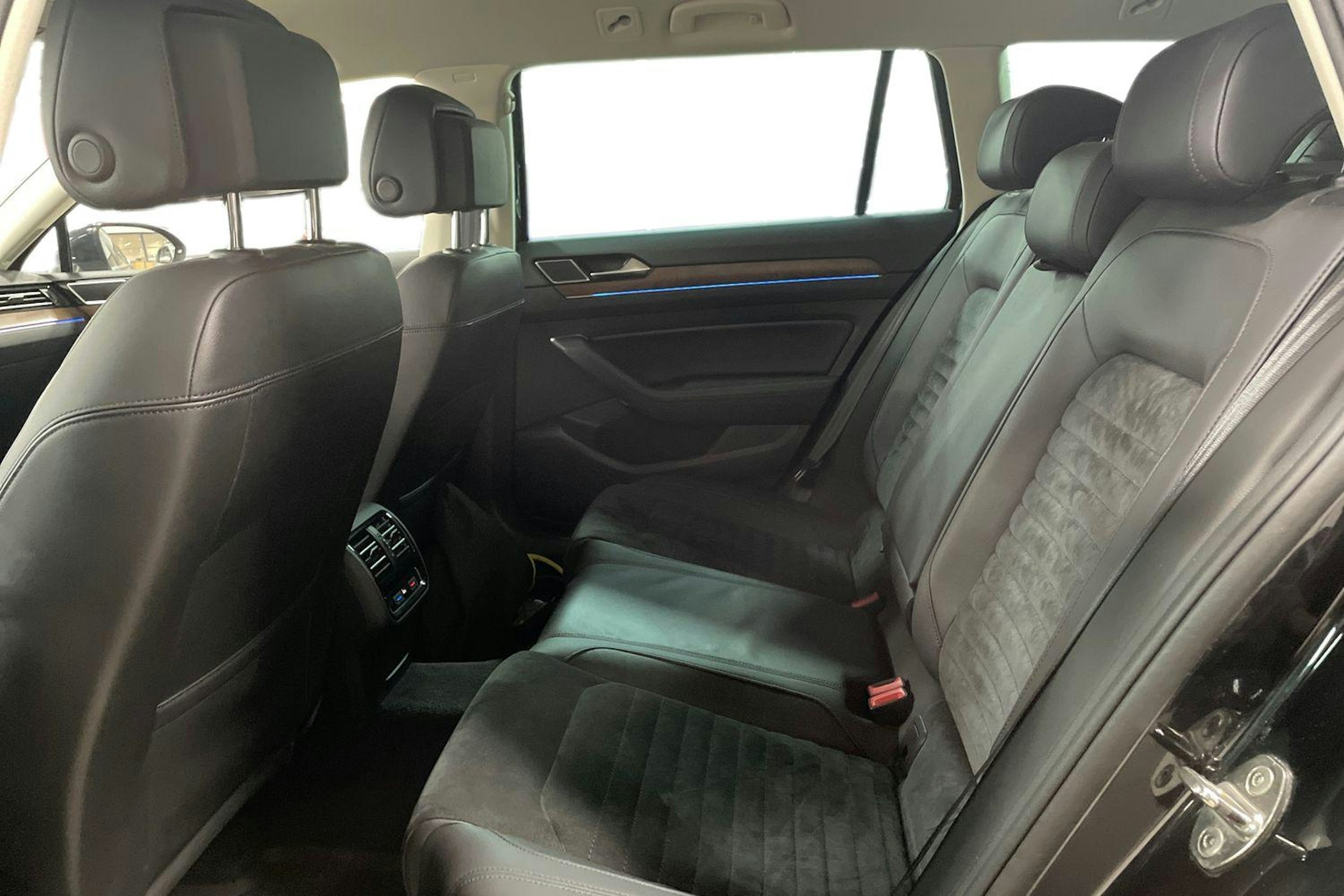 musta Volkswagen Passat 2018 kuva 8.