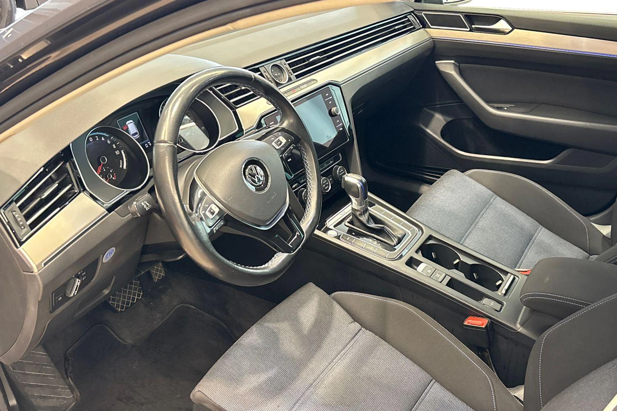 Harmaa Volkswagen PASSAT 2018 kuva 6.