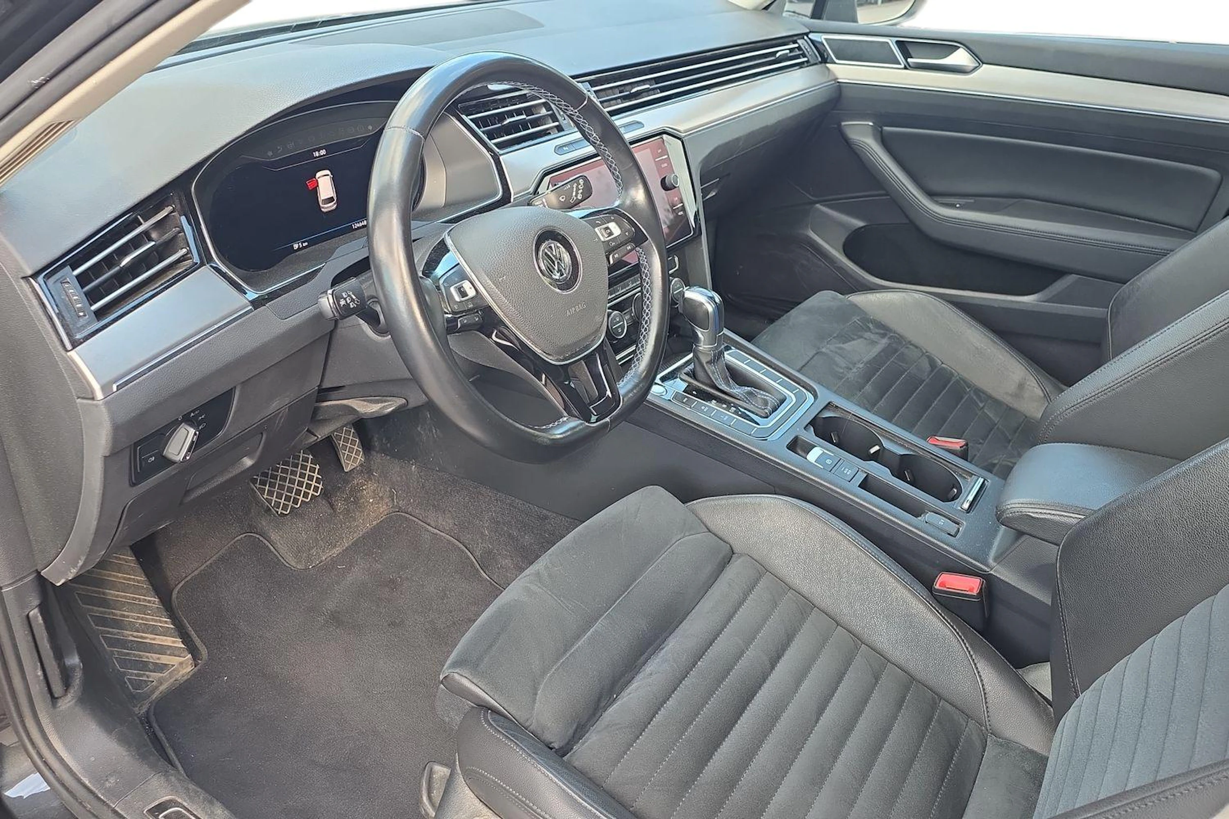 harmaa Volkswagen Passat 2018 kuva 3.