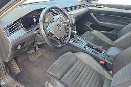 harmaa Volkswagen Passat 2018 kuva 3.