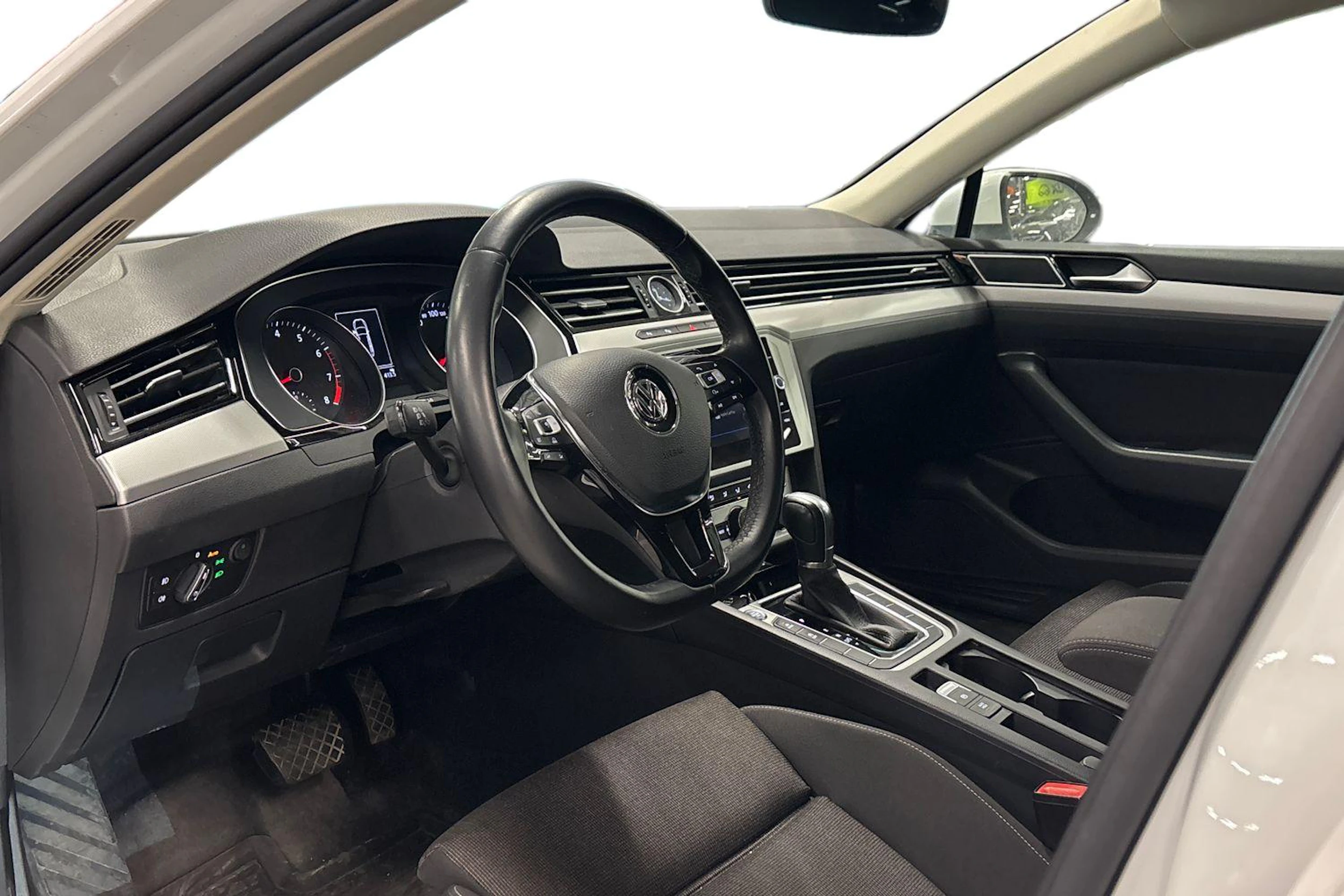 valkoinen Volkswagen Passat 2018 kuva 3.