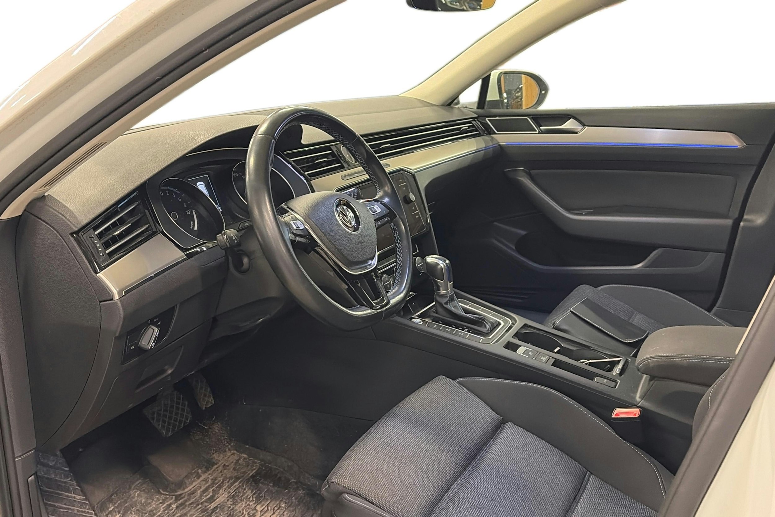 valkoinen Volkswagen Passat 2018 kuva 3.