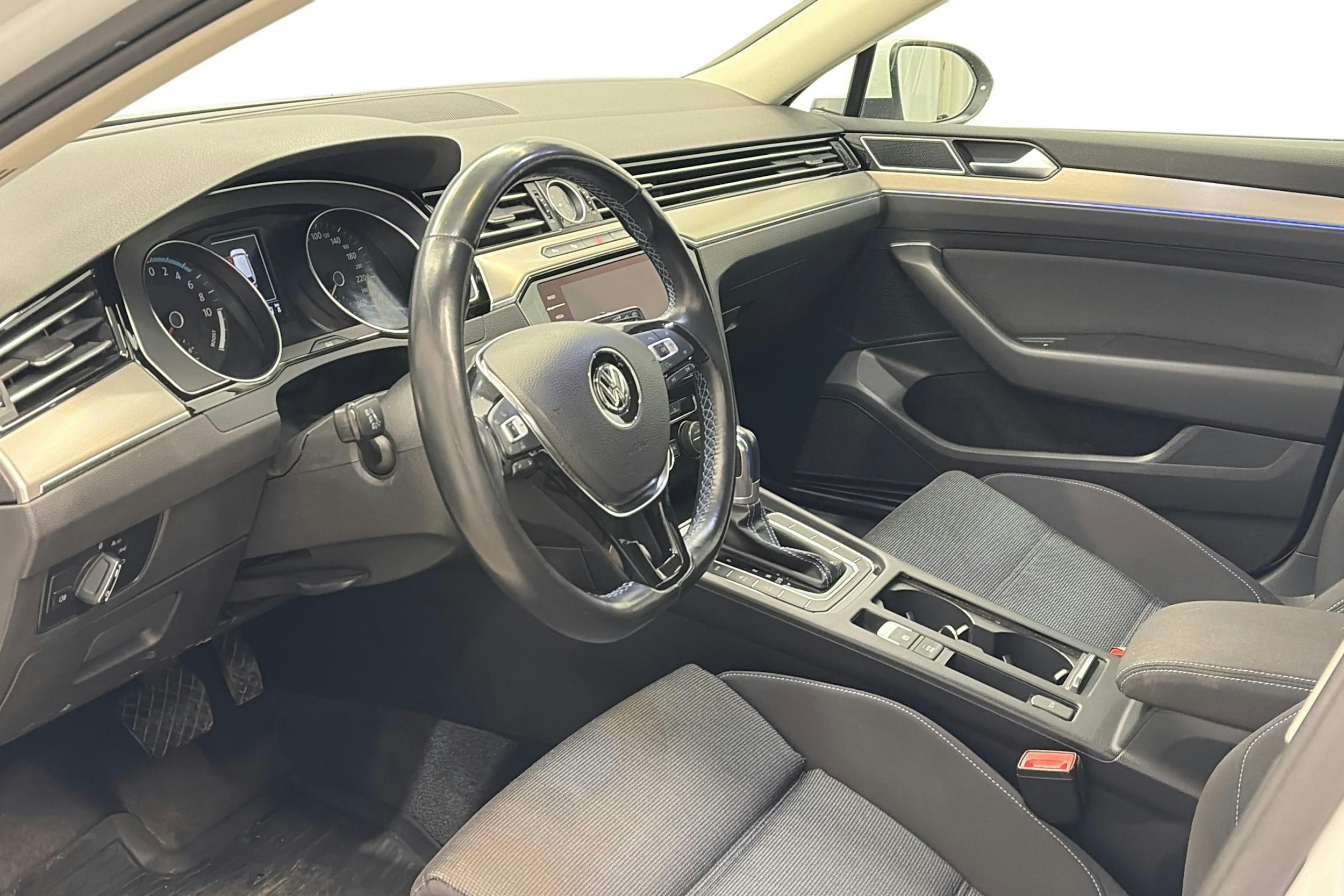 valkoinen Volkswagen Passat 2018 kuva 7.