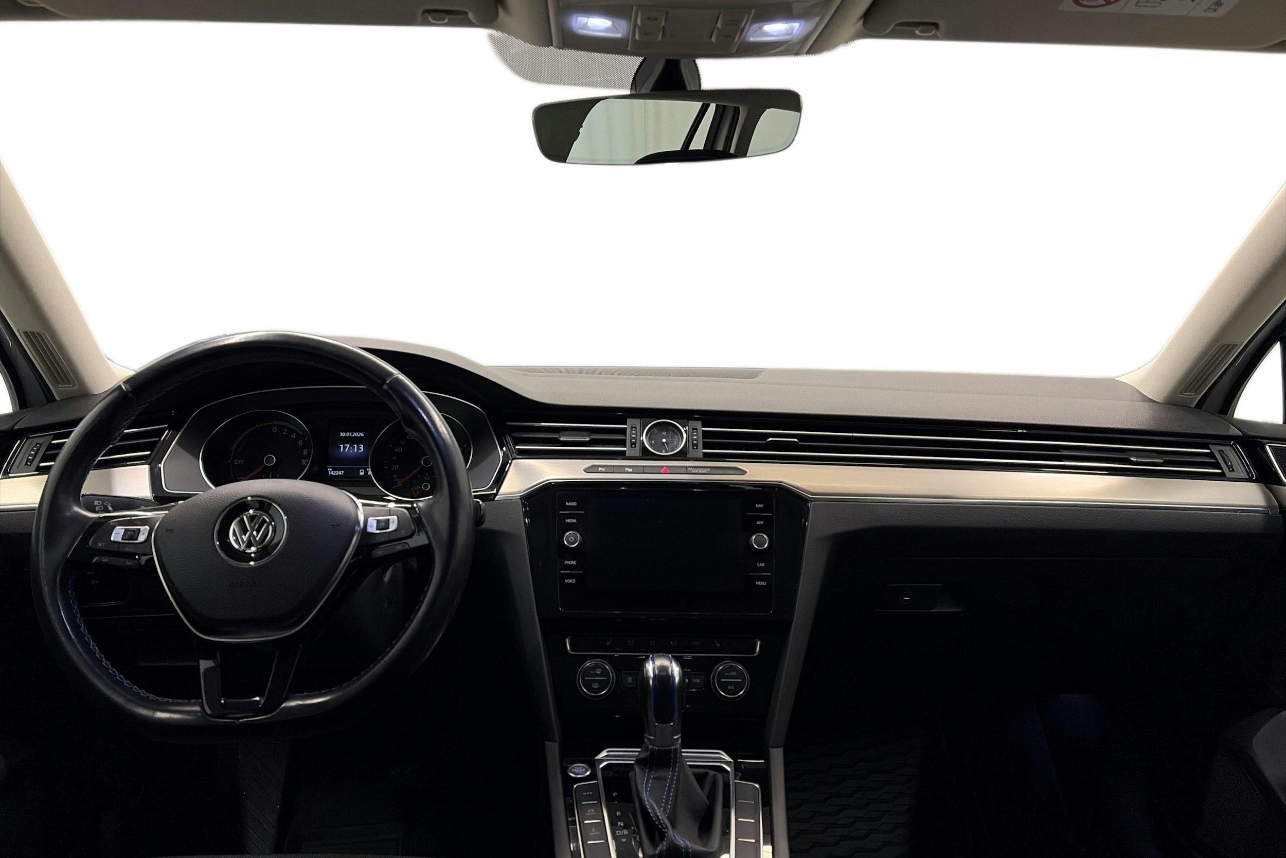 valkoinen Volkswagen Passat 2018 kuva 9.