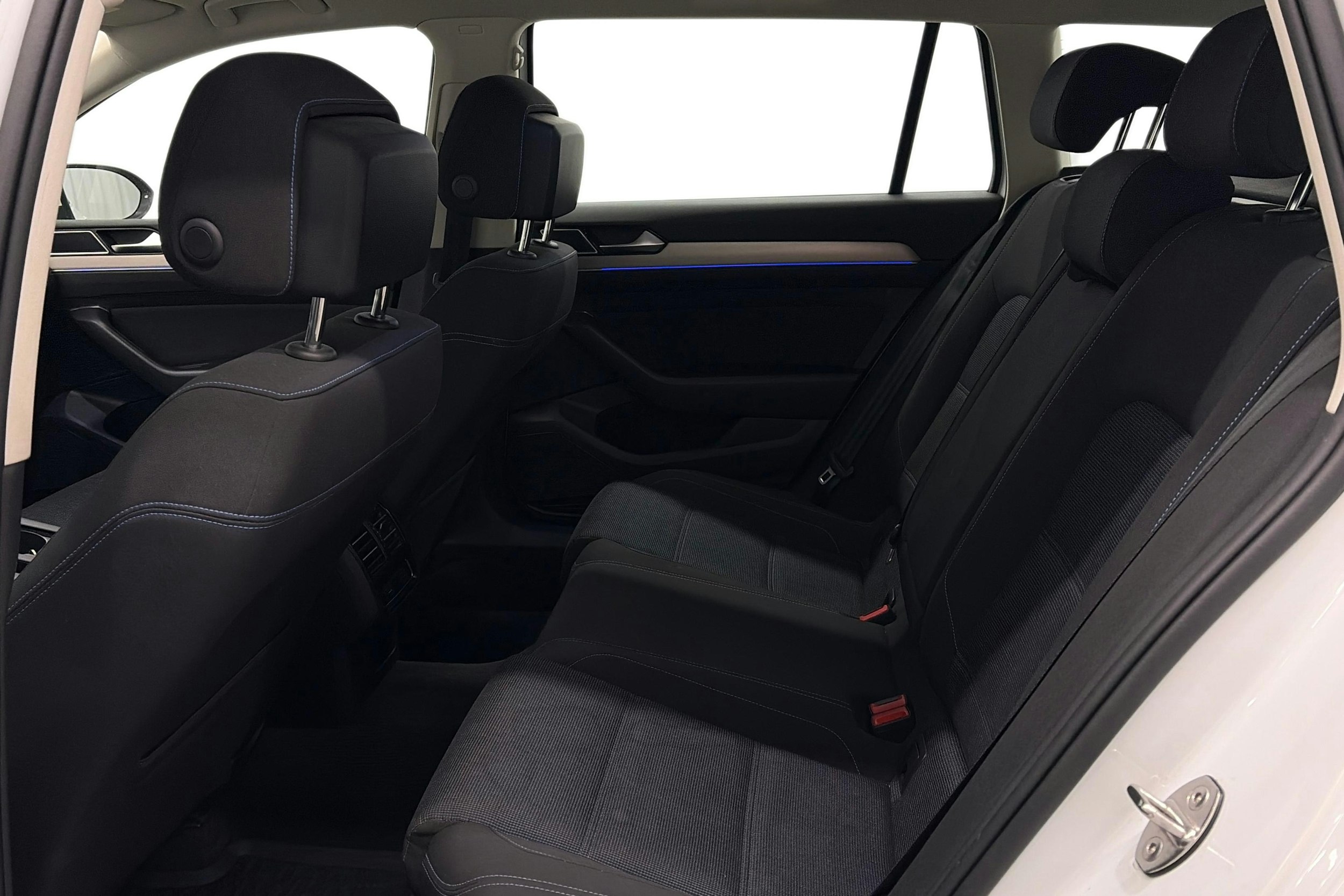 valkoinen Volkswagen Passat 2018 kuva 10.