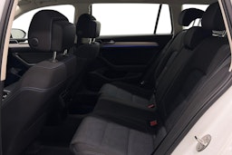valkoinen Volkswagen Passat 2018 kuva 10.