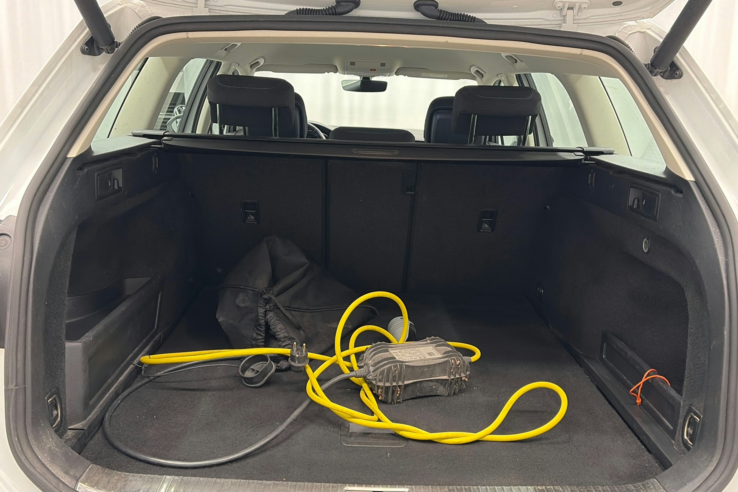 valkoinen Volkswagen Passat 2018 kuva 14.