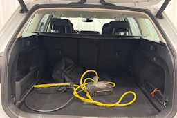 valkoinen Volkswagen Passat 2018 kuva 14.