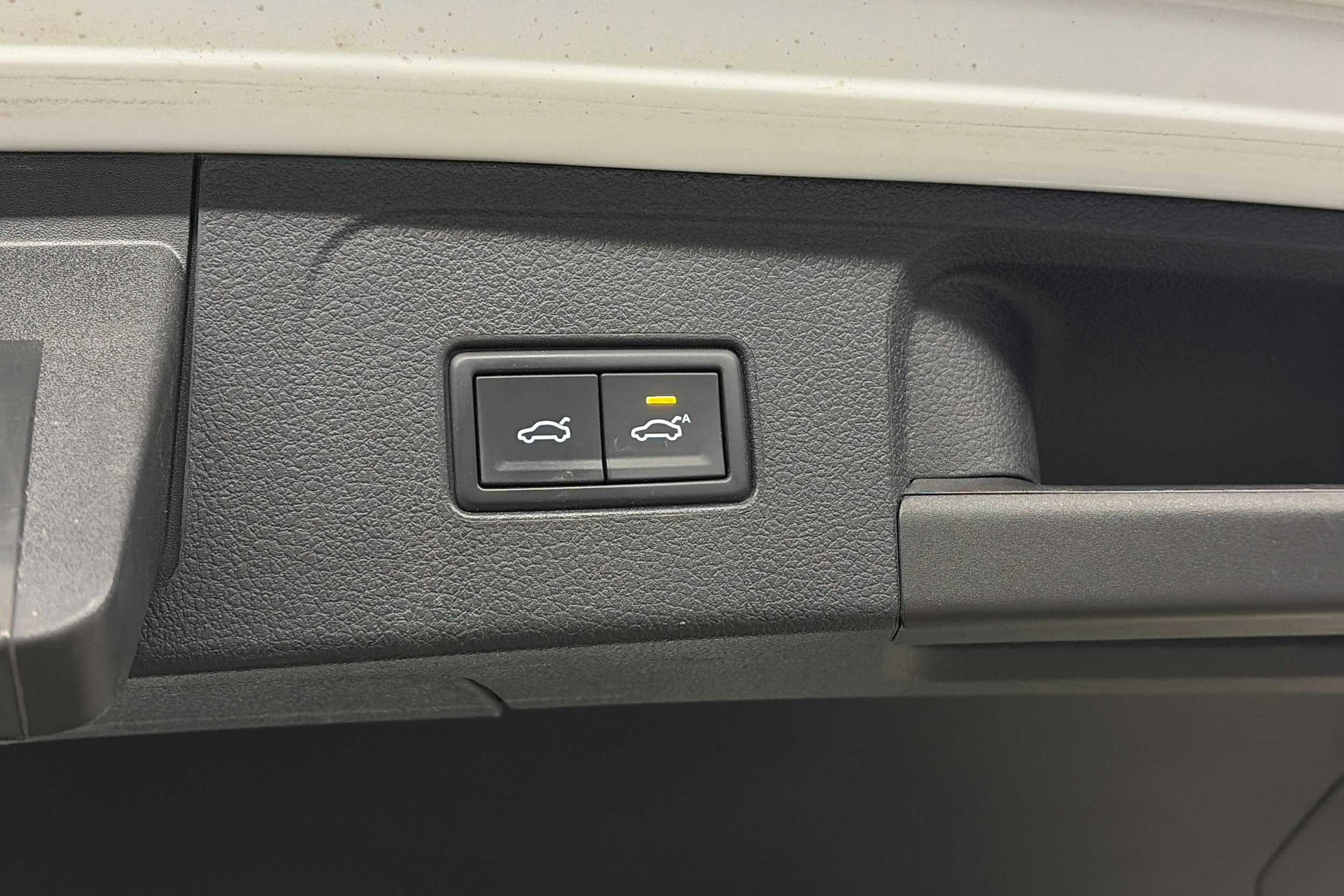 valkoinen Volkswagen Passat 2018 kuva 15.