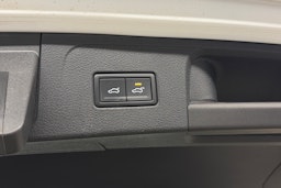 valkoinen Volkswagen Passat 2018 kuva 15.