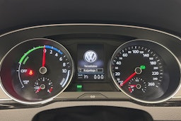 valkoinen Volkswagen Passat 2018 kuva 16.