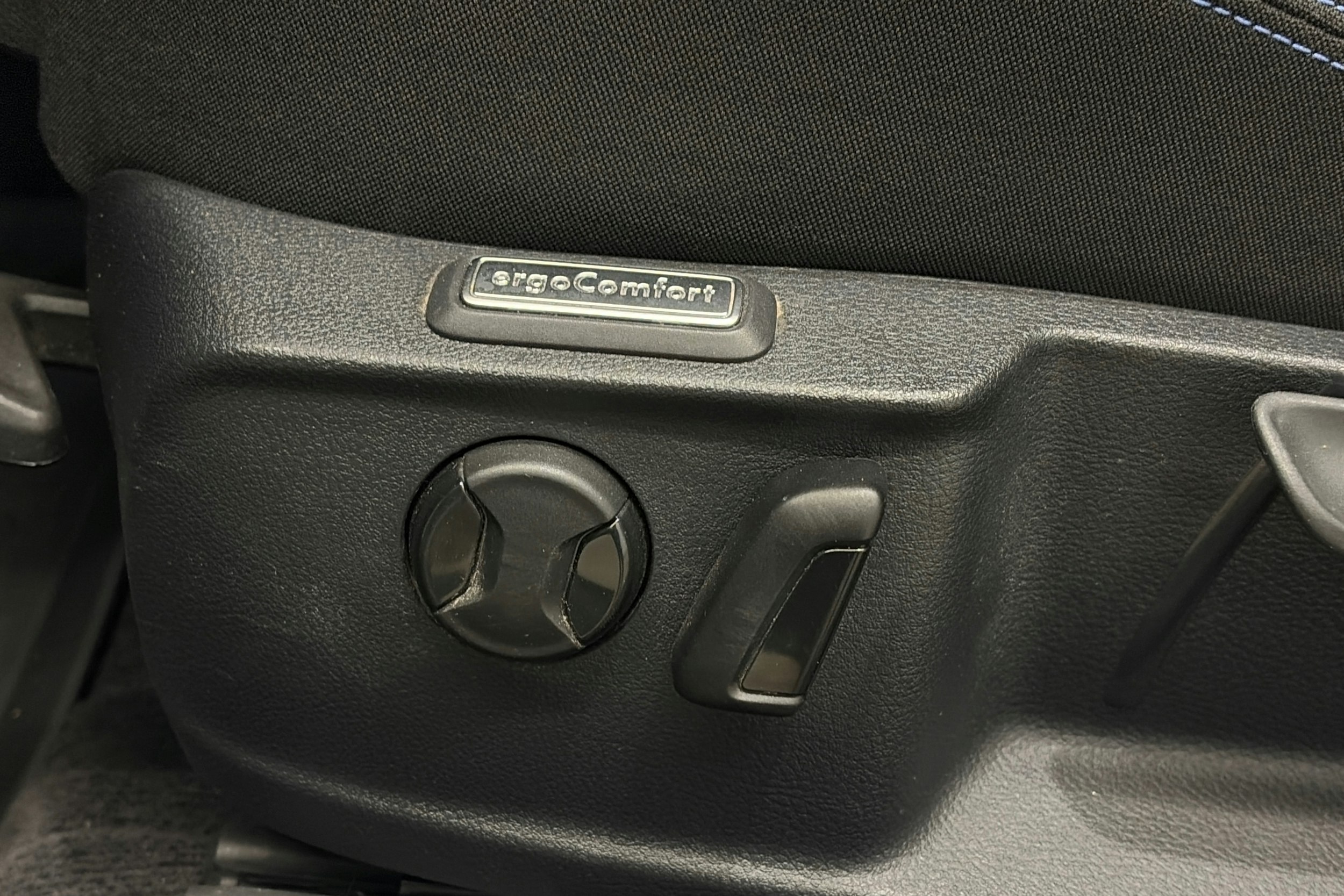 valkoinen Volkswagen Passat 2018 kuva 20.