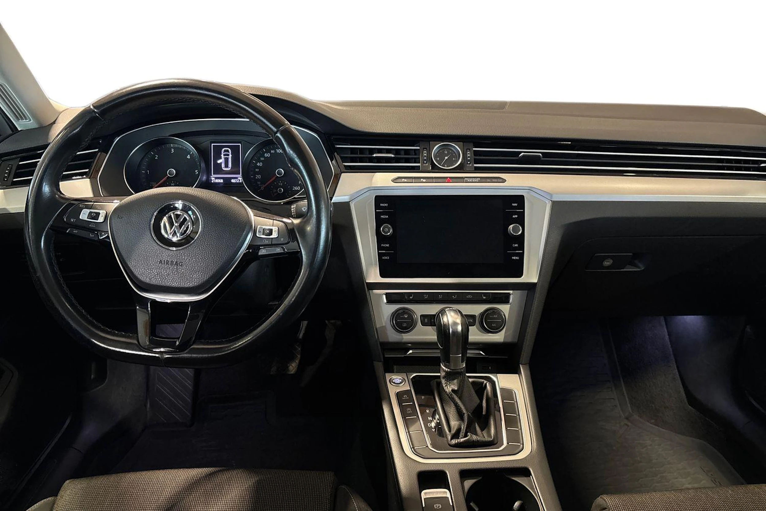 Valkoinen Volkswagen PASSAT 2018 kuva 7.