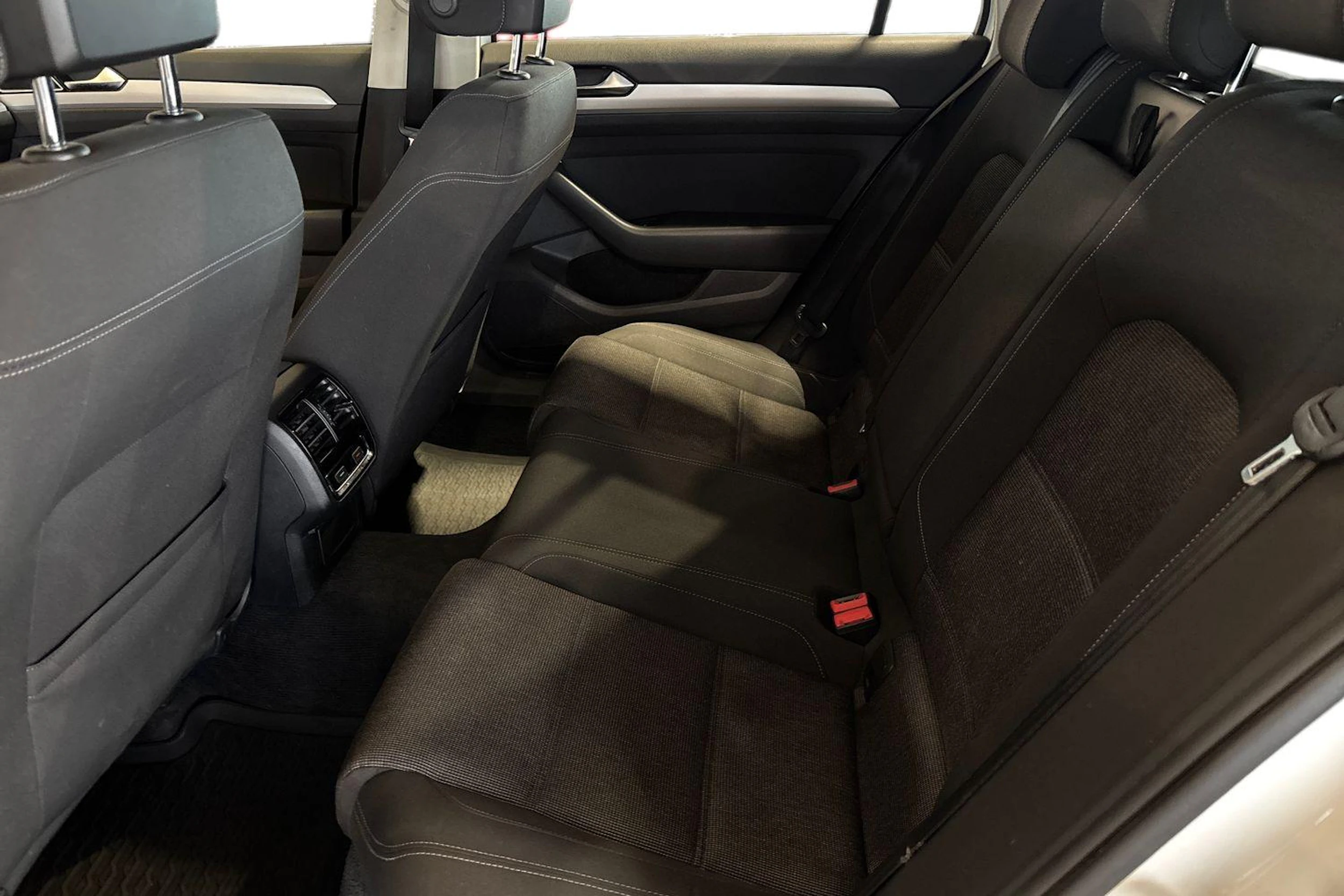 Valkoinen Volkswagen PASSAT 2018 kuva 8.