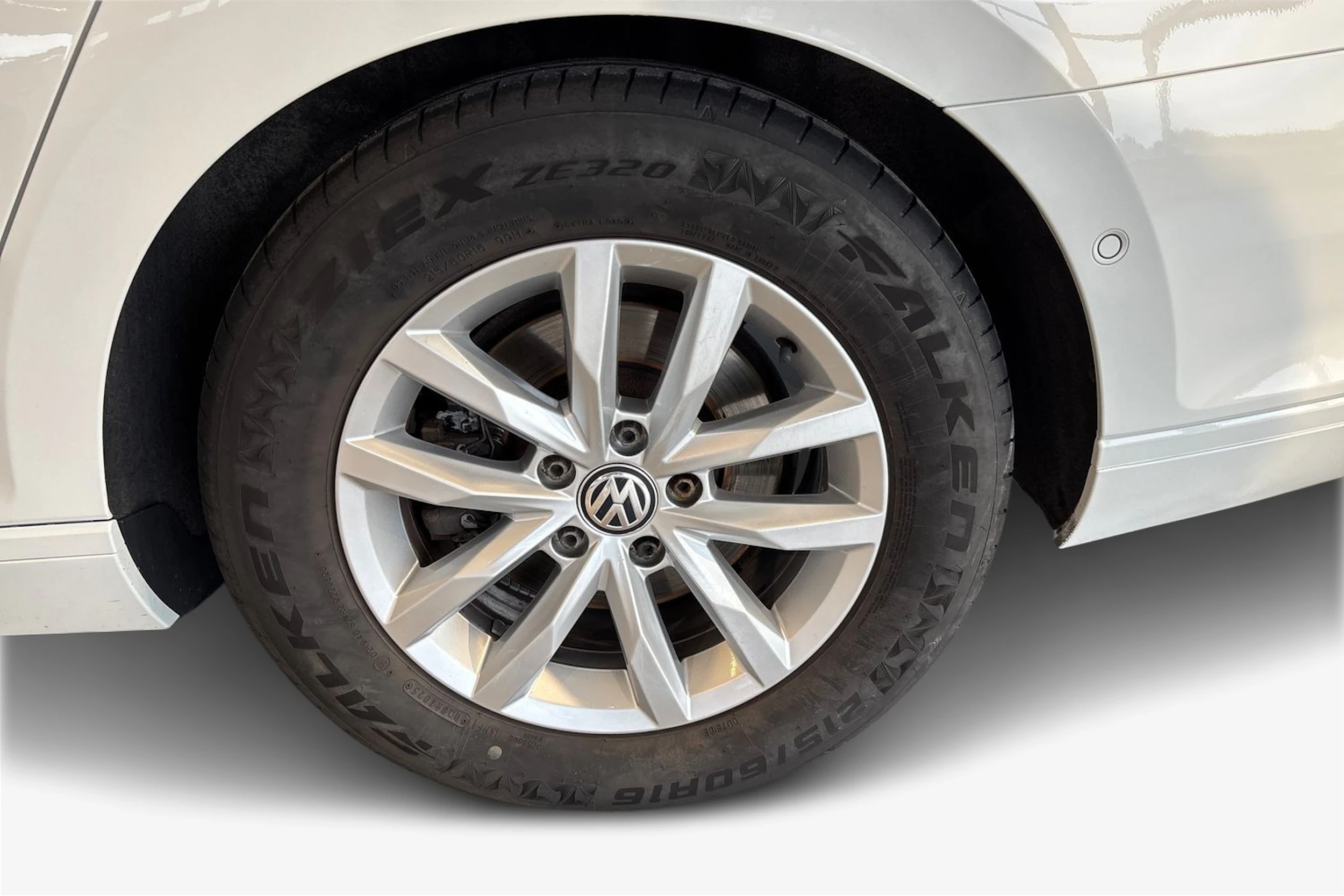 Valkoinen Volkswagen PASSAT 2018 kuva 9.