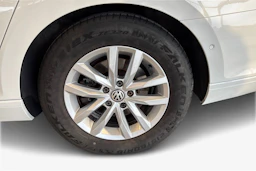 Valkoinen Volkswagen PASSAT 2018 kuva 9.