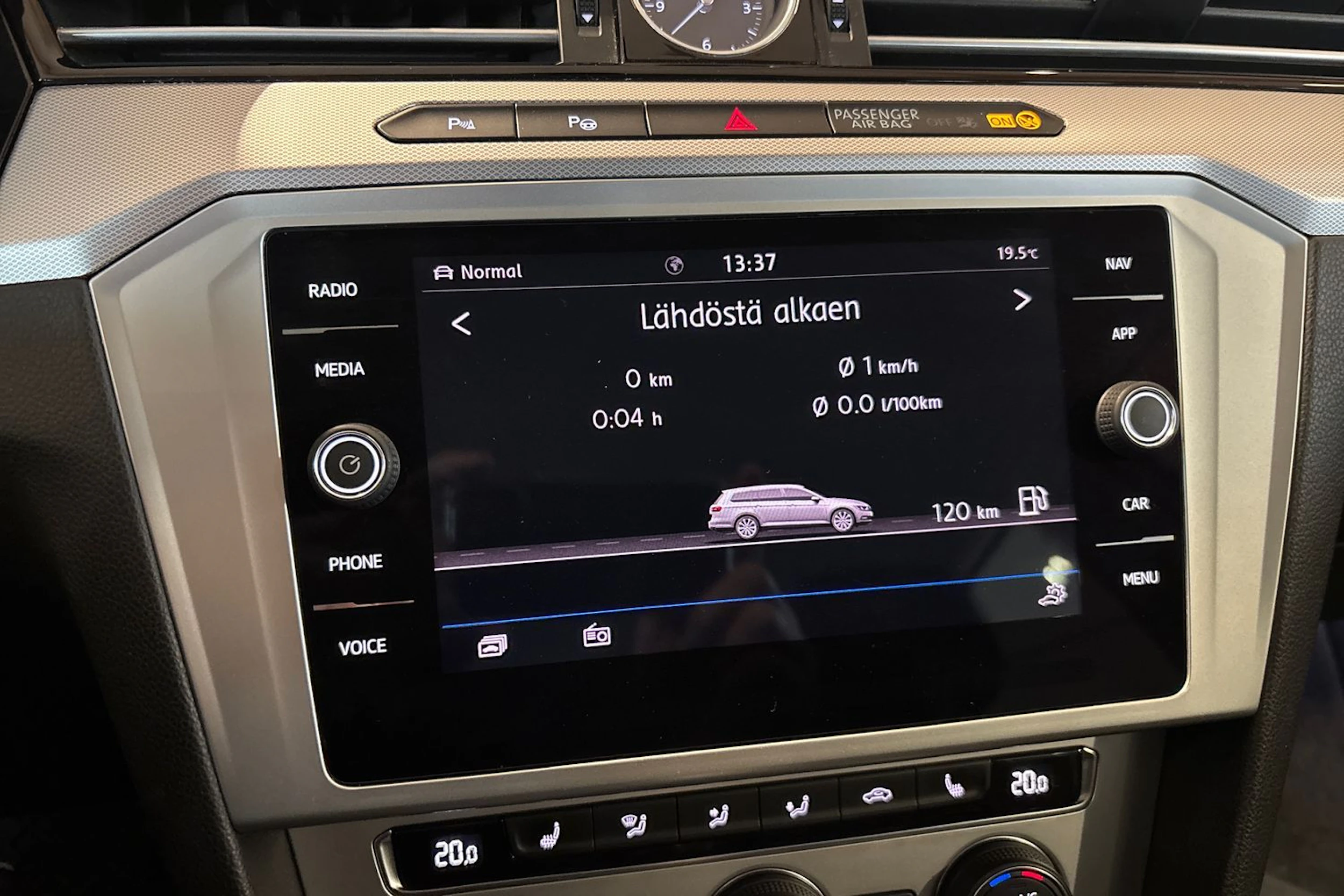Valkoinen Volkswagen PASSAT 2018 kuva 14.