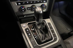 Valkoinen Volkswagen PASSAT 2018 kuva 15.