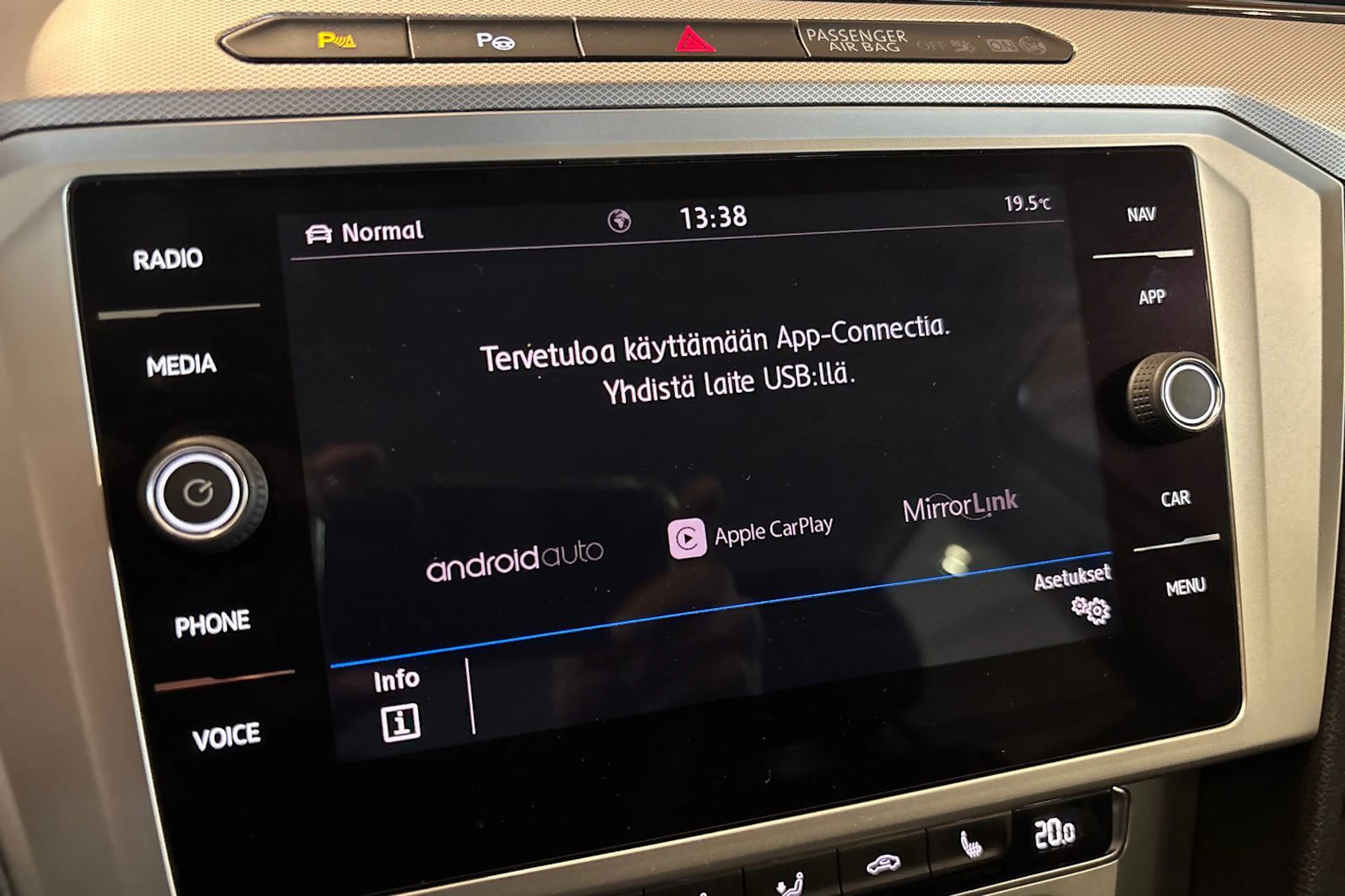 Valkoinen Volkswagen PASSAT 2018 kuva 17.