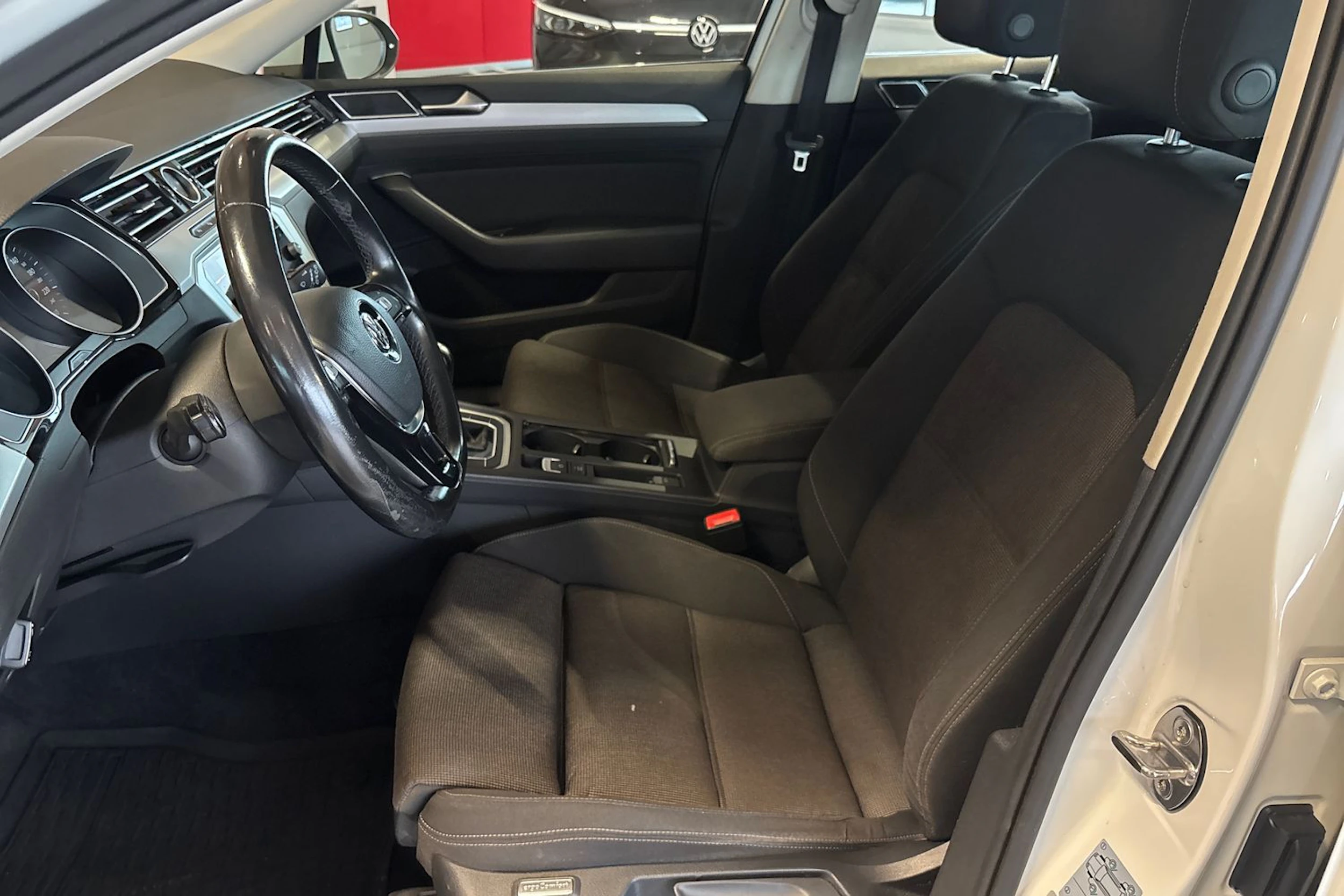 Valkoinen Volkswagen PASSAT 2018 kuva 19.
