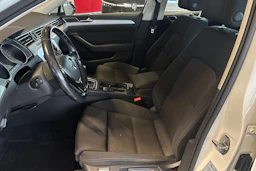 Valkoinen Volkswagen PASSAT 2018 kuva 19.