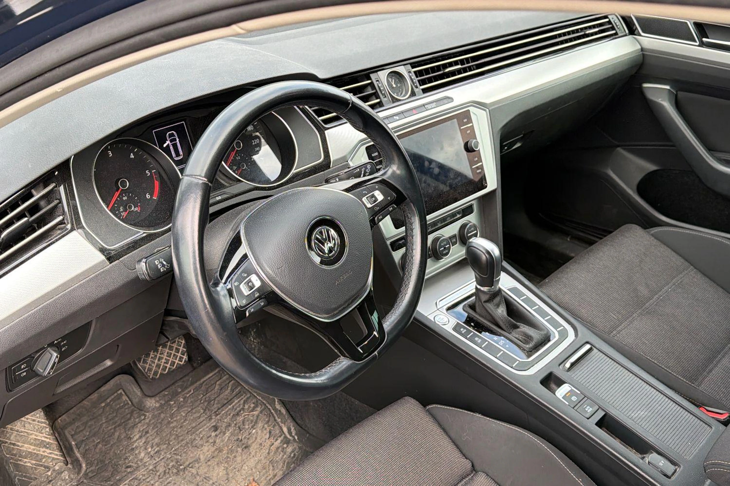 sininen Volkswagen Passat 2018 kuva 3.