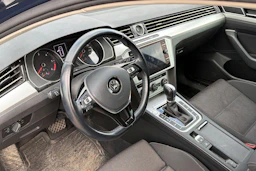 sininen Volkswagen Passat 2018 kuva 3.