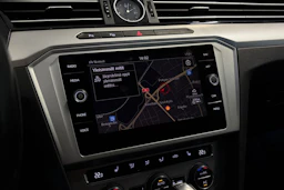 valkoinen Volkswagen Passat 2018 kuva 5.