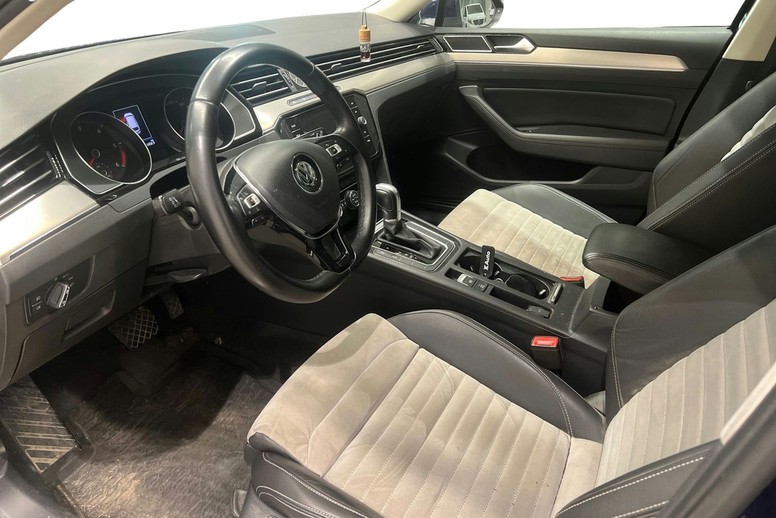 sininen Volkswagen Passat 2018 kuva 3.