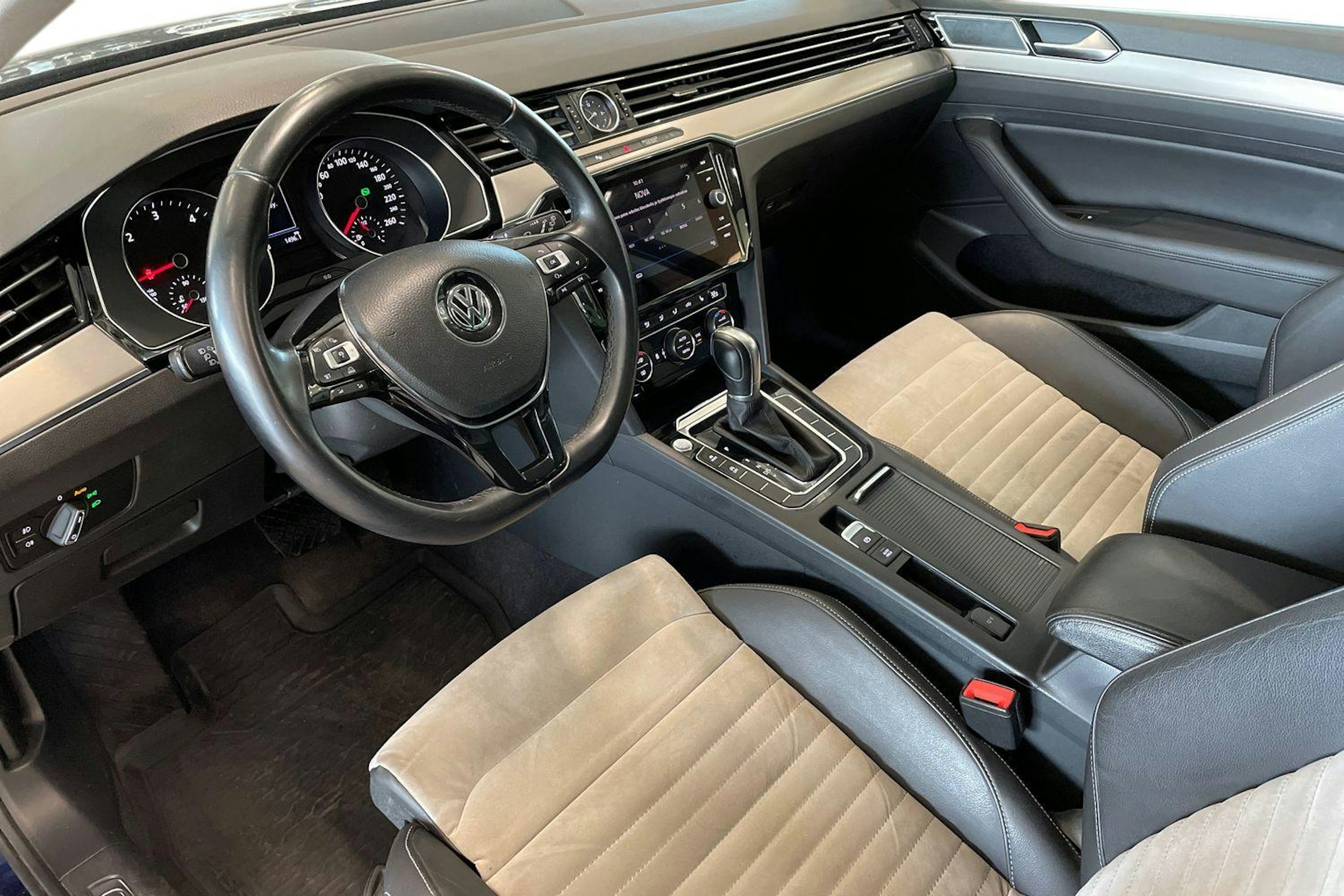 sininen Volkswagen Passat 2018 kuva 7.