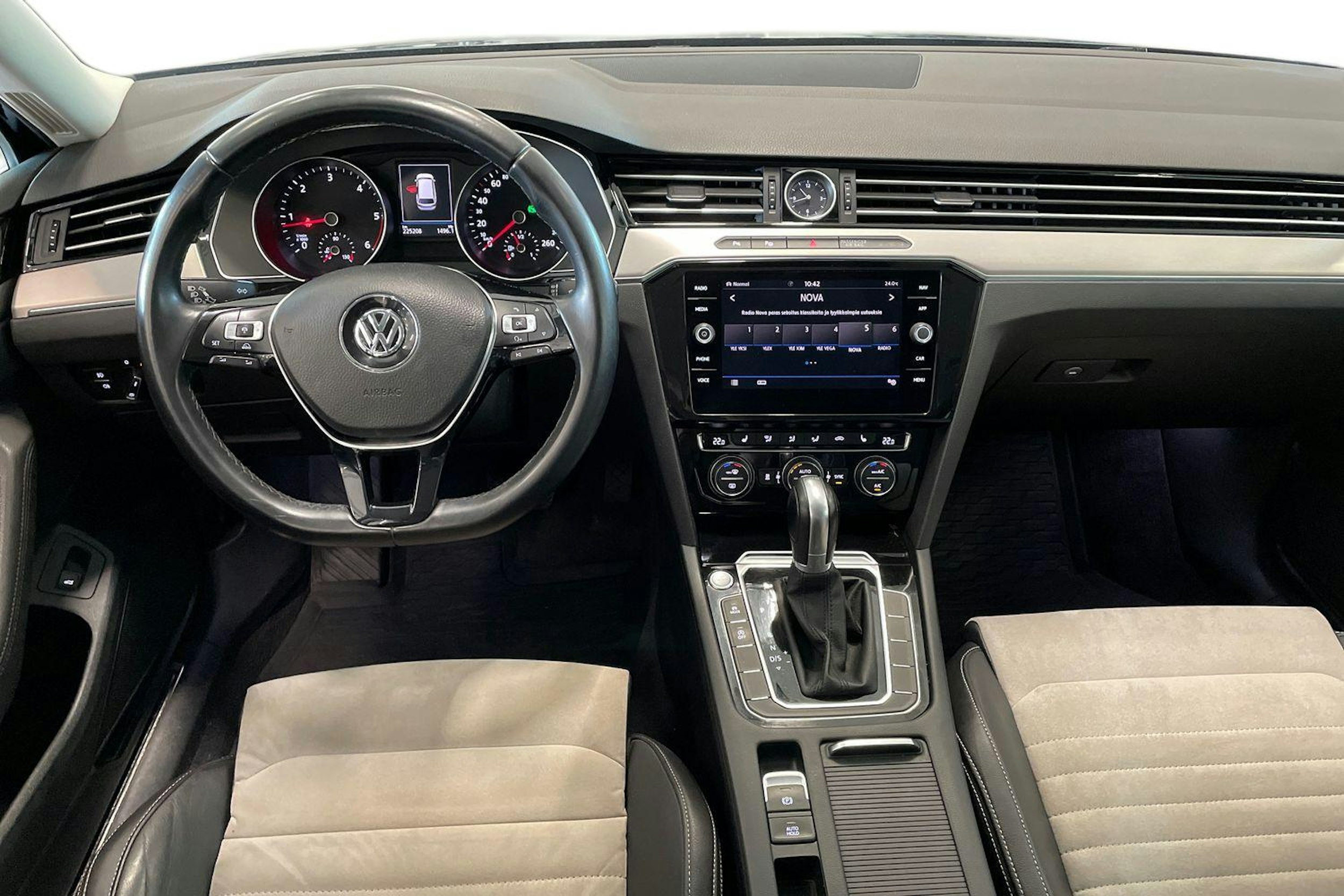 sininen Volkswagen Passat 2018 kuva 9.