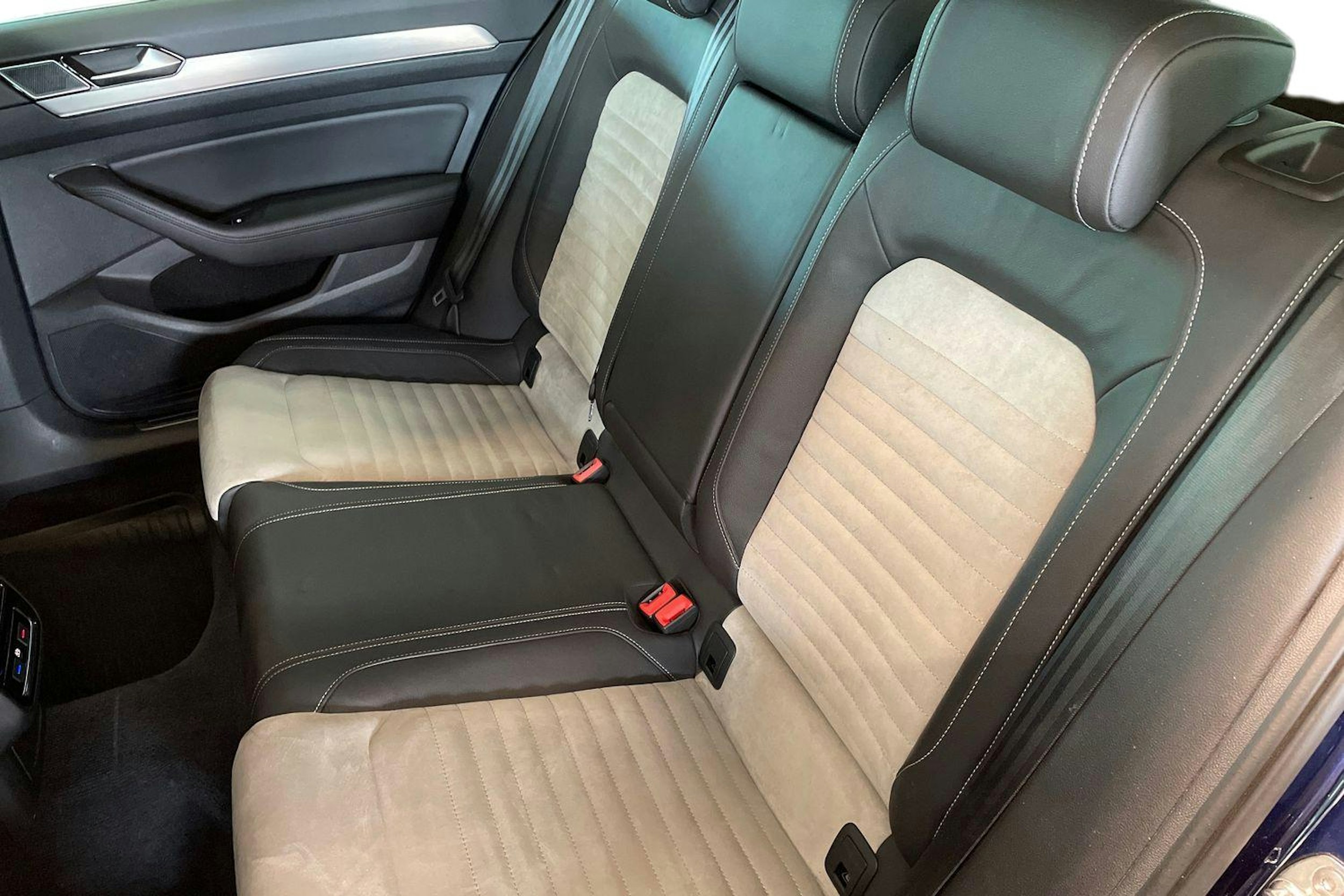 sininen Volkswagen Passat 2018 kuva 10.