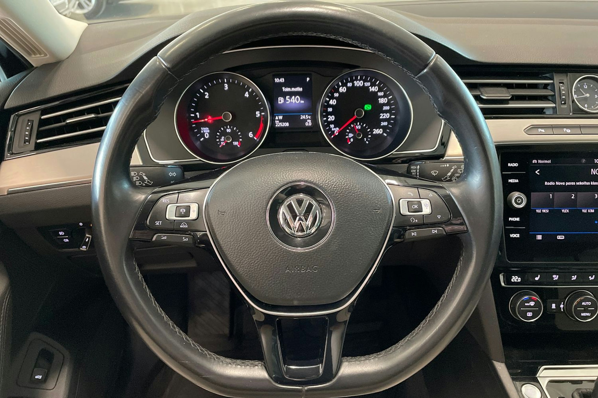 sininen Volkswagen Passat 2018 kuva 14.