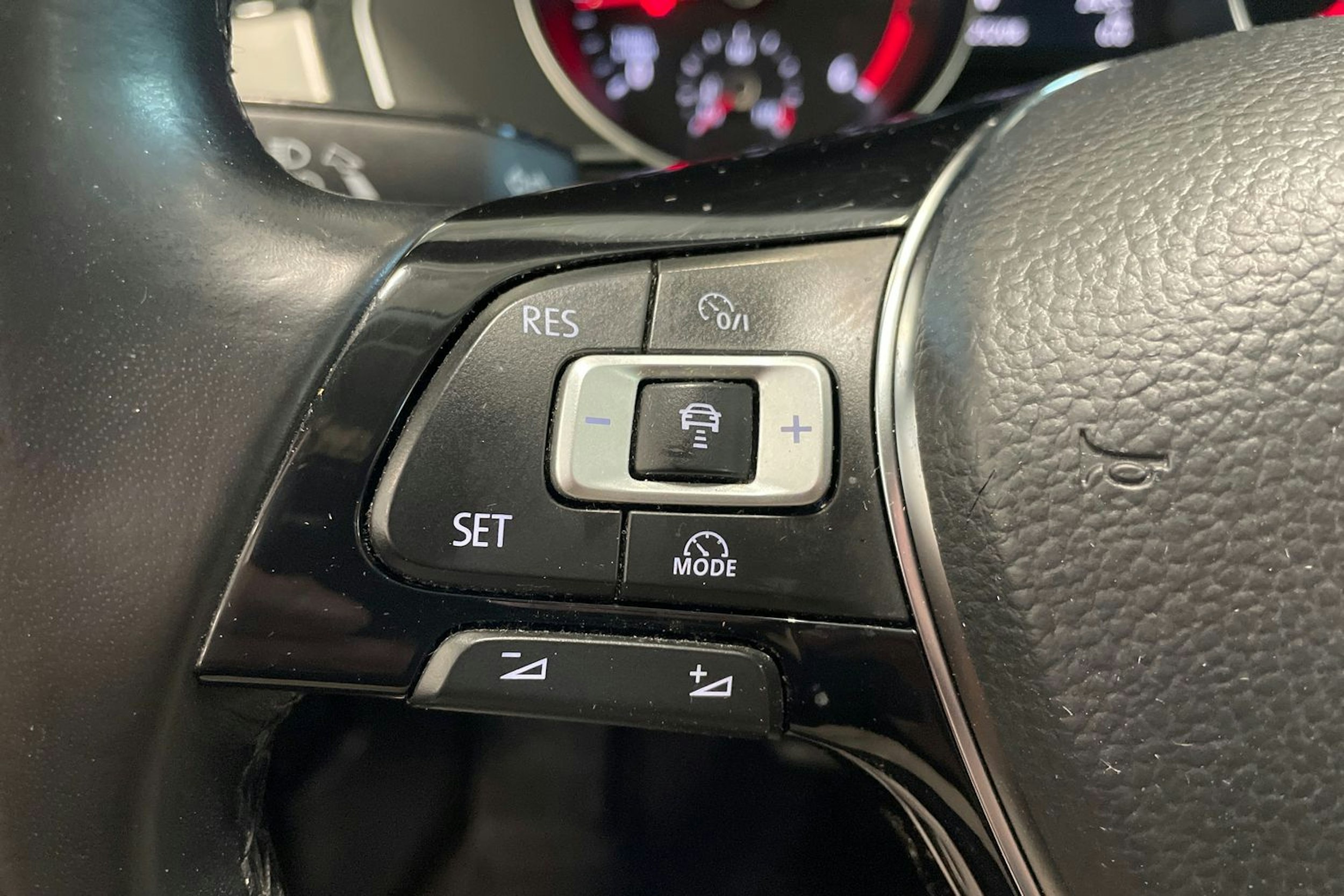 sininen Volkswagen Passat 2018 kuva 15.