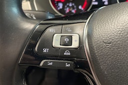 sininen Volkswagen Passat 2018 kuva 15.