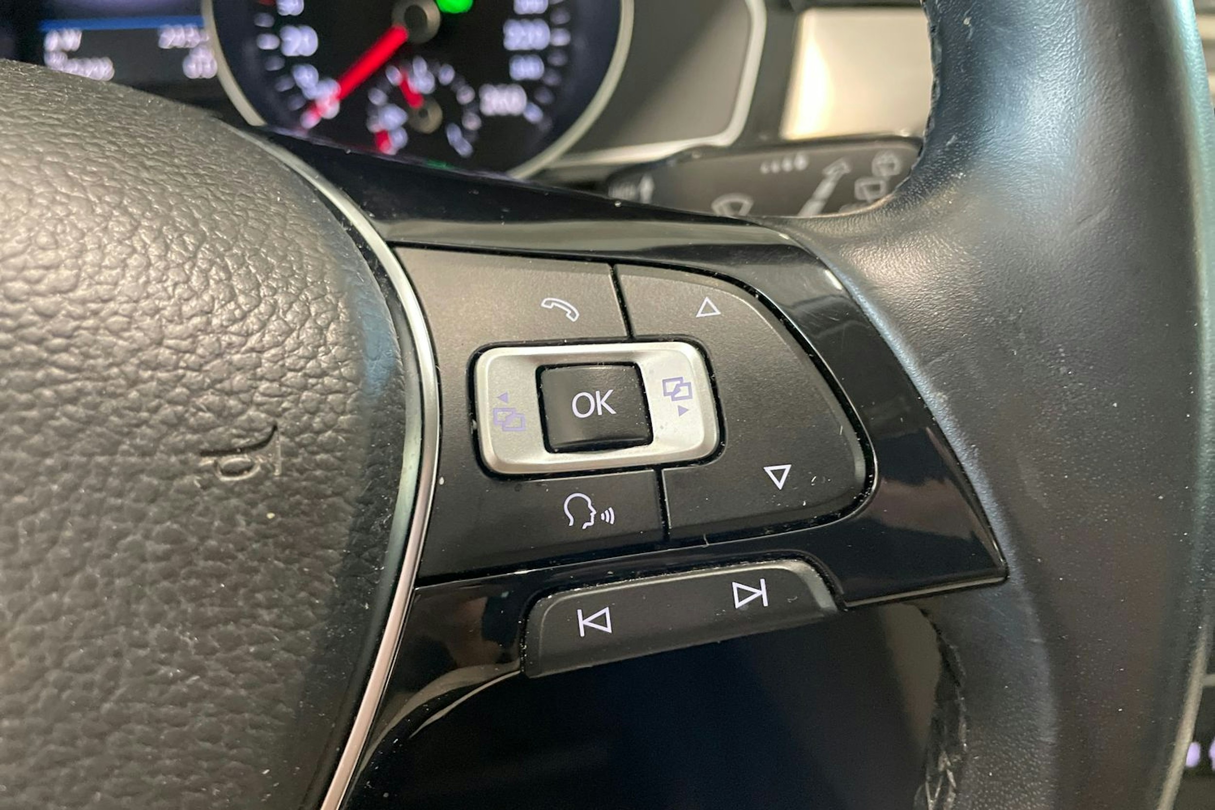 sininen Volkswagen Passat 2018 kuva 16.