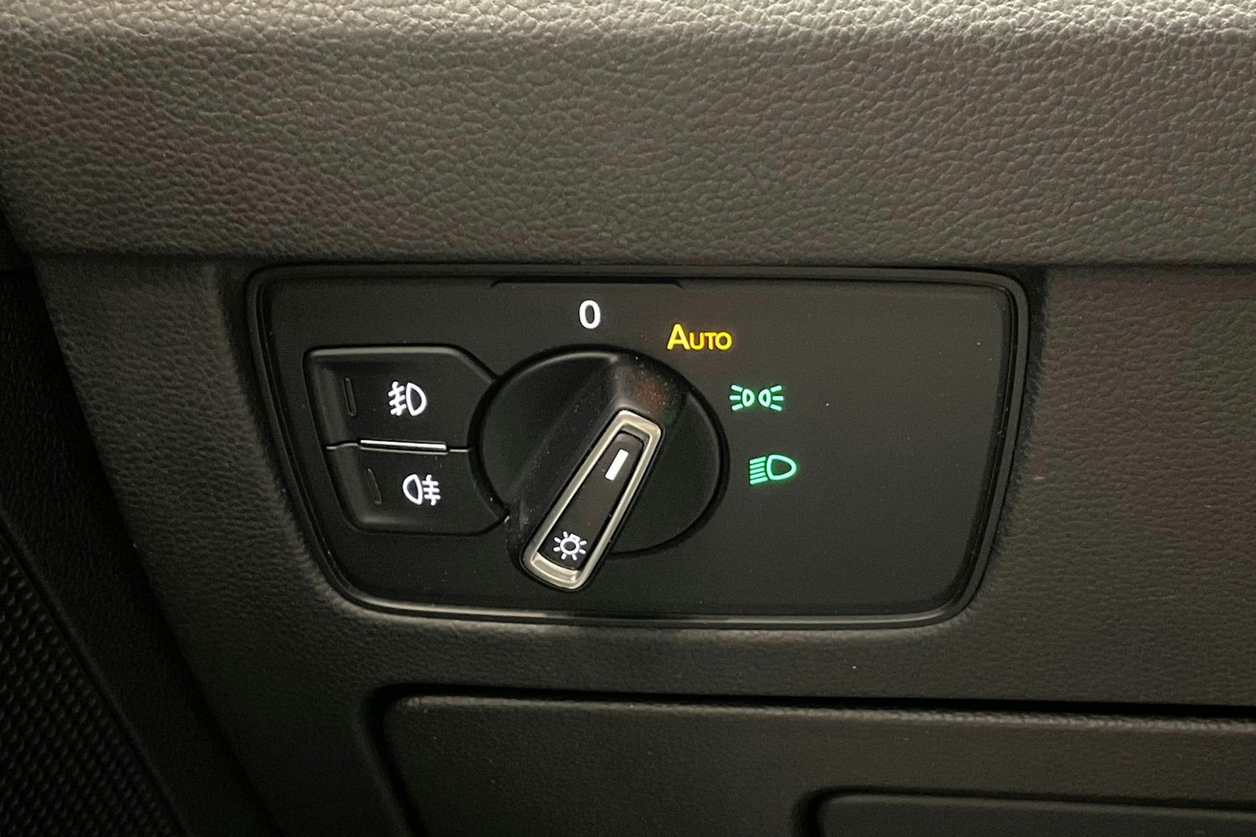 sininen Volkswagen Passat 2018 kuva 18.