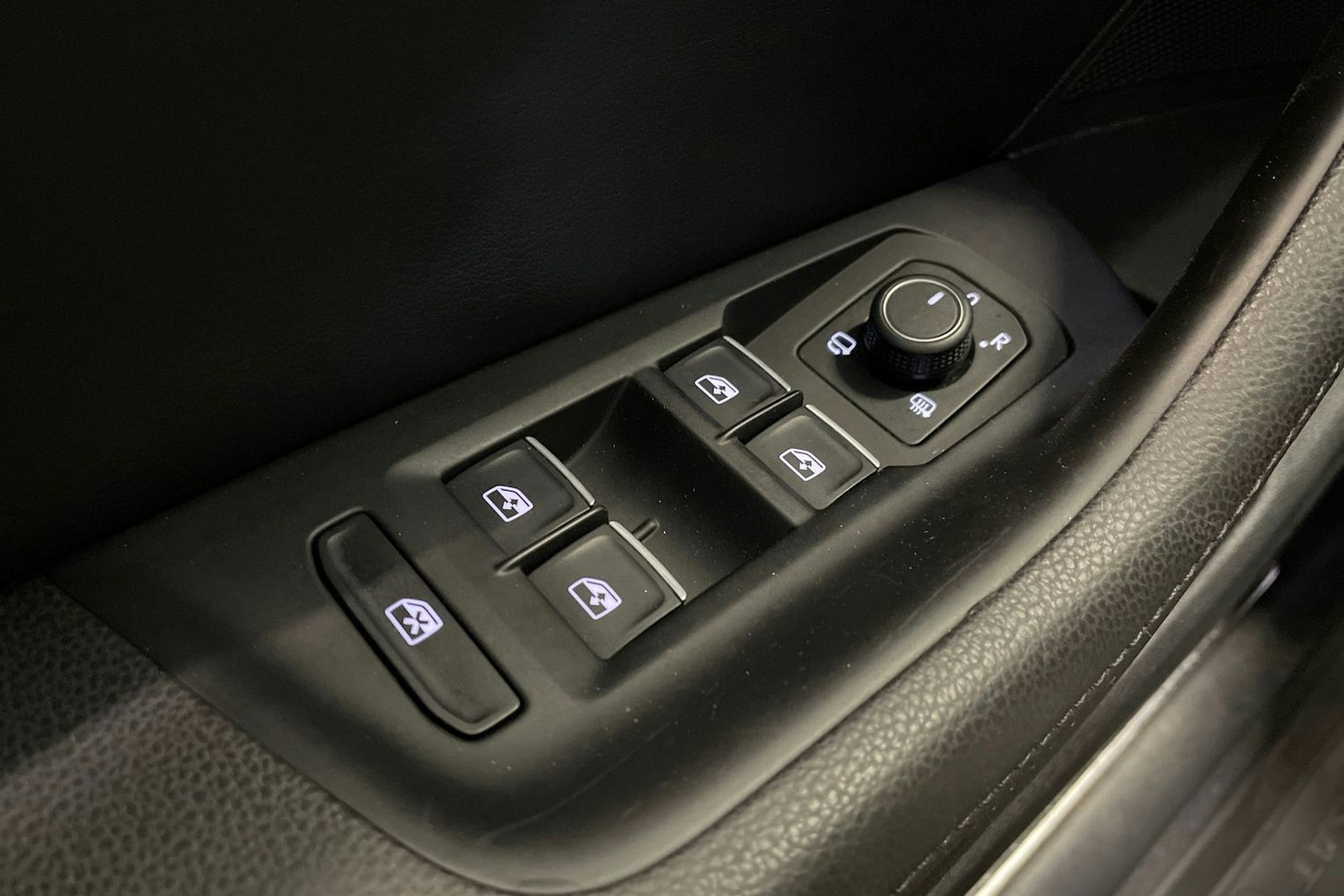 sininen Volkswagen Passat 2018 kuva 19.