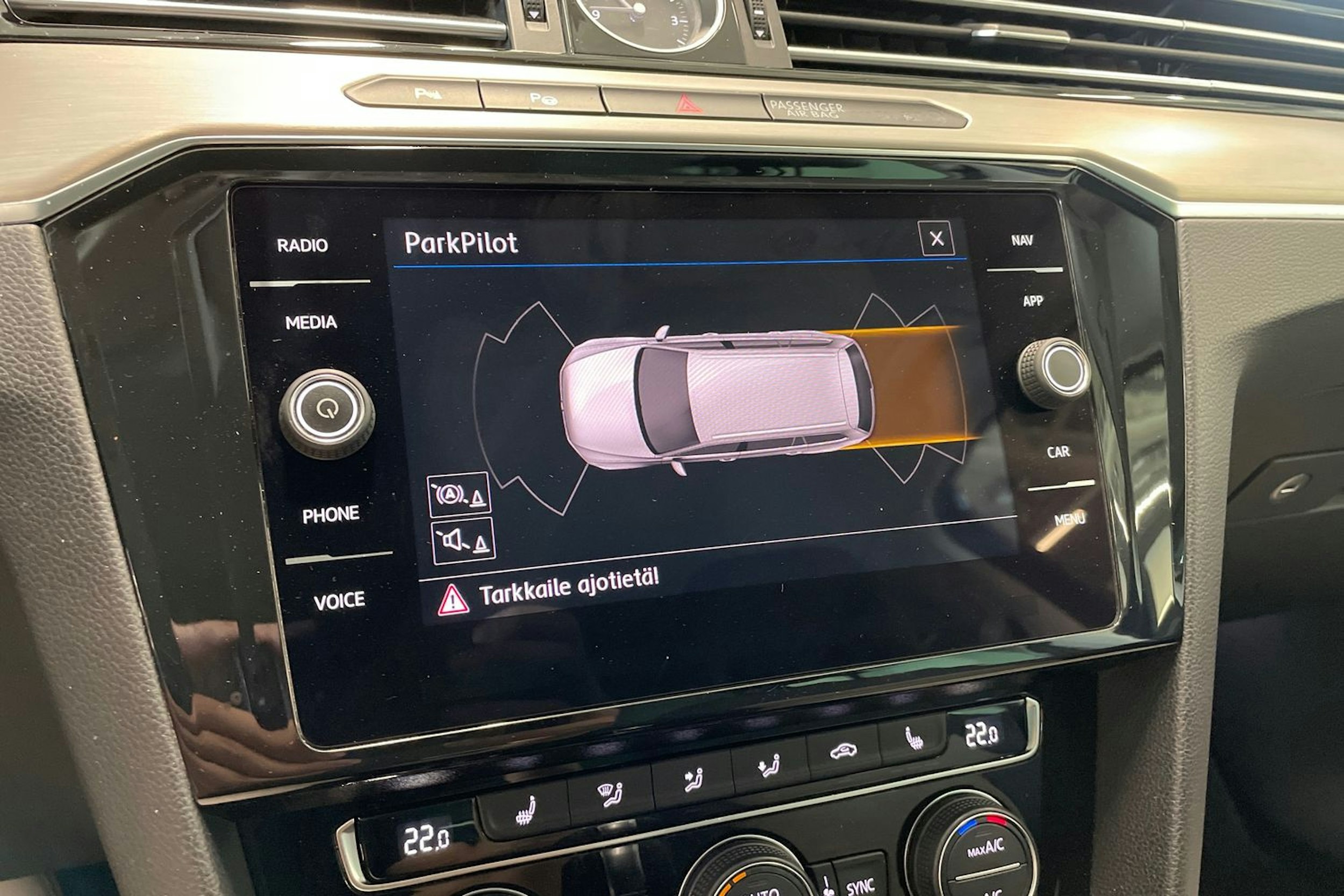 sininen Volkswagen Passat 2018 kuva 22.