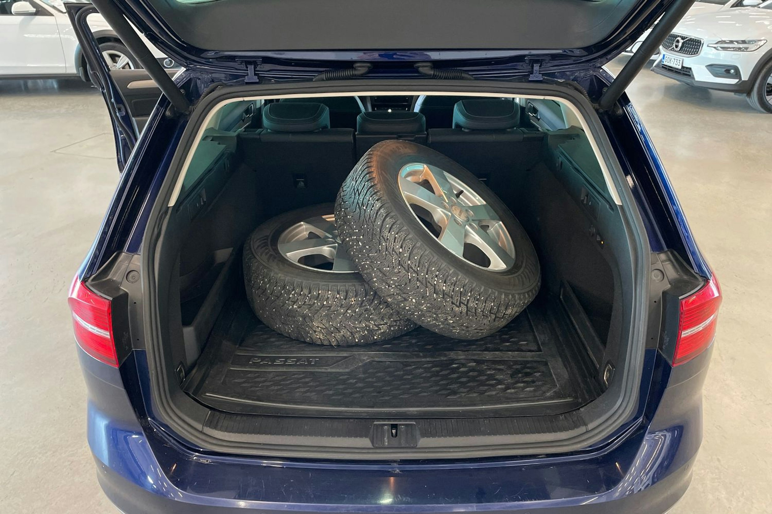 sininen Volkswagen Passat 2018 kuva 26.