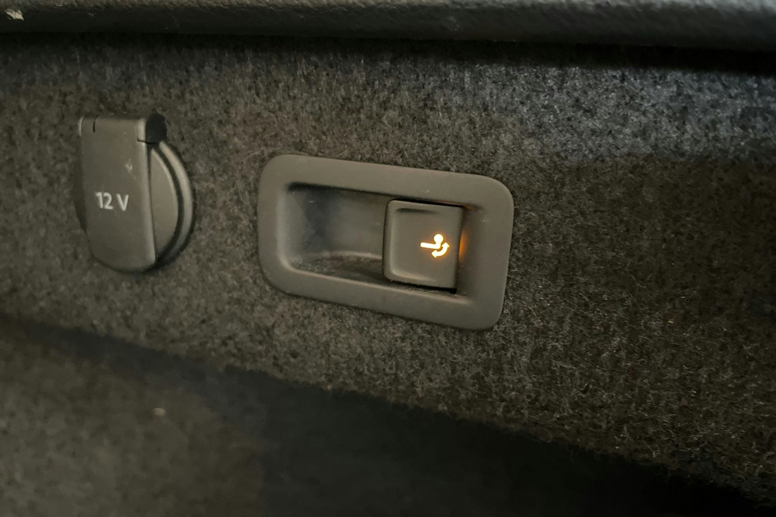 sininen Volkswagen Passat 2018 kuva 30.